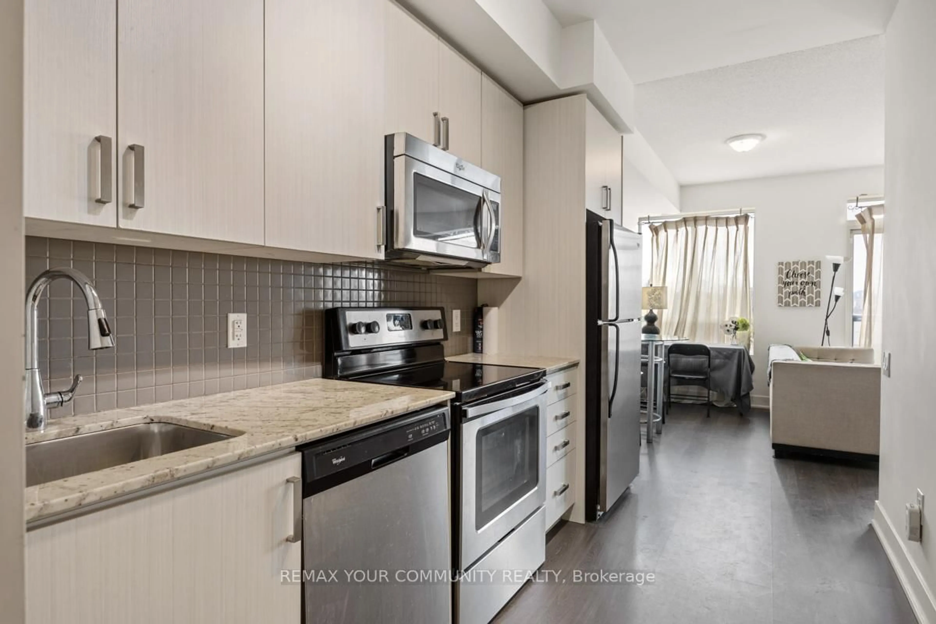 Standard kitchen, ceramic/tile floor for 7608 Yonge St #518, Vaughan Ontario L4J 1V9