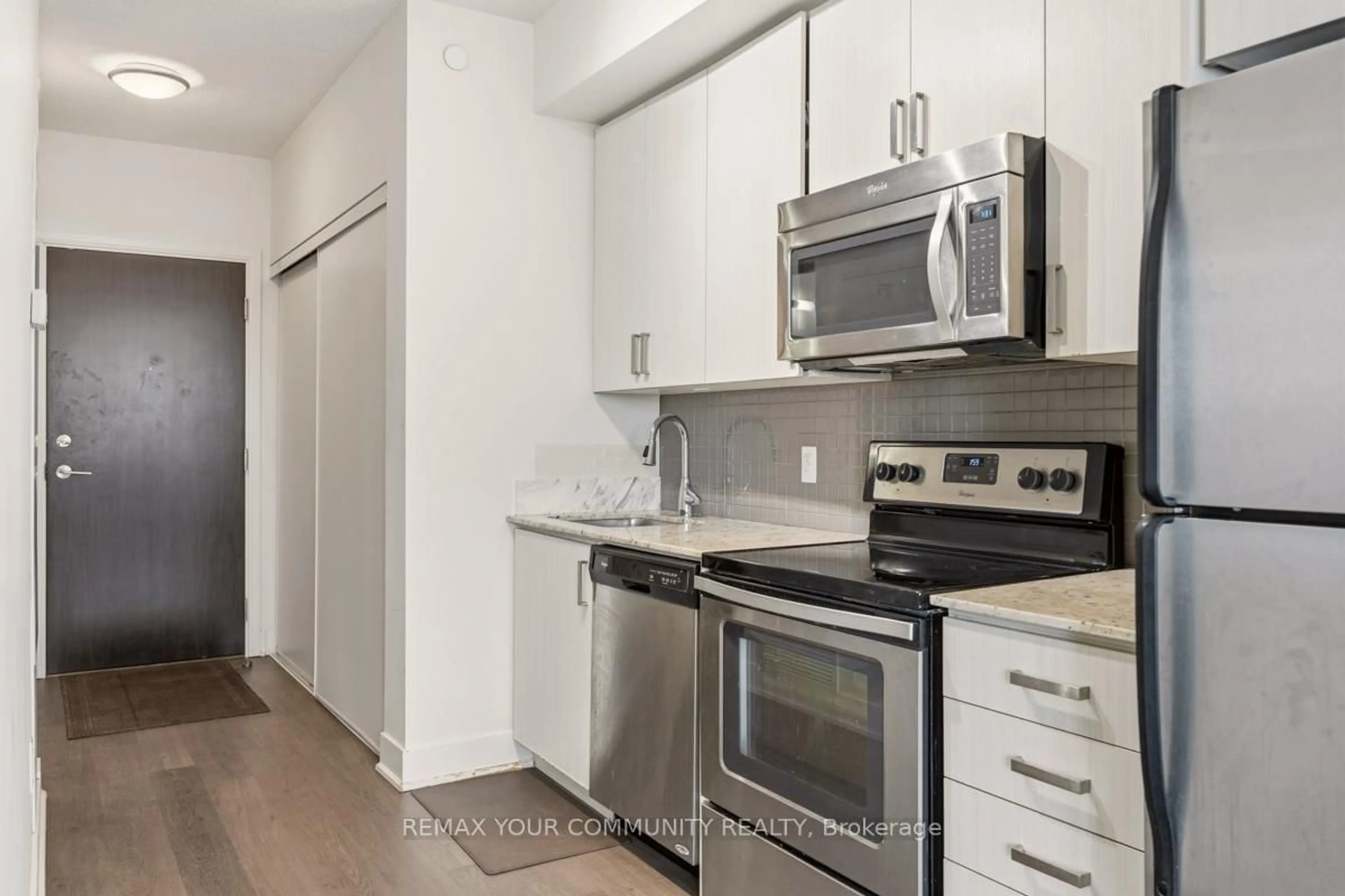 Standard kitchen, wood/laminate floor for 7608 Yonge St #518, Vaughan Ontario L4J 1V9