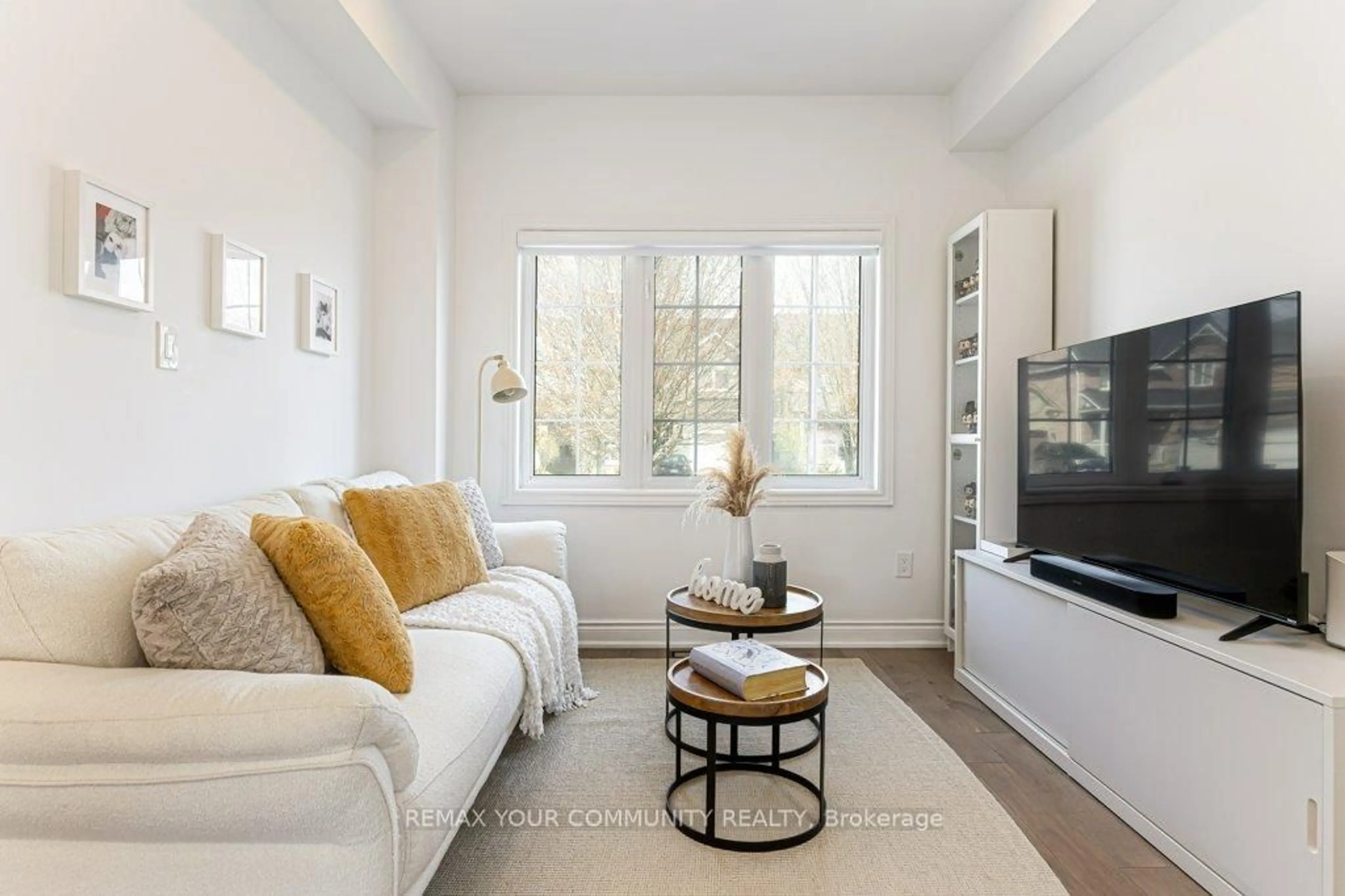 Living room with furniture, unknown for 35 Laurelbank Cres, Georgina Ontario L4P 4H7