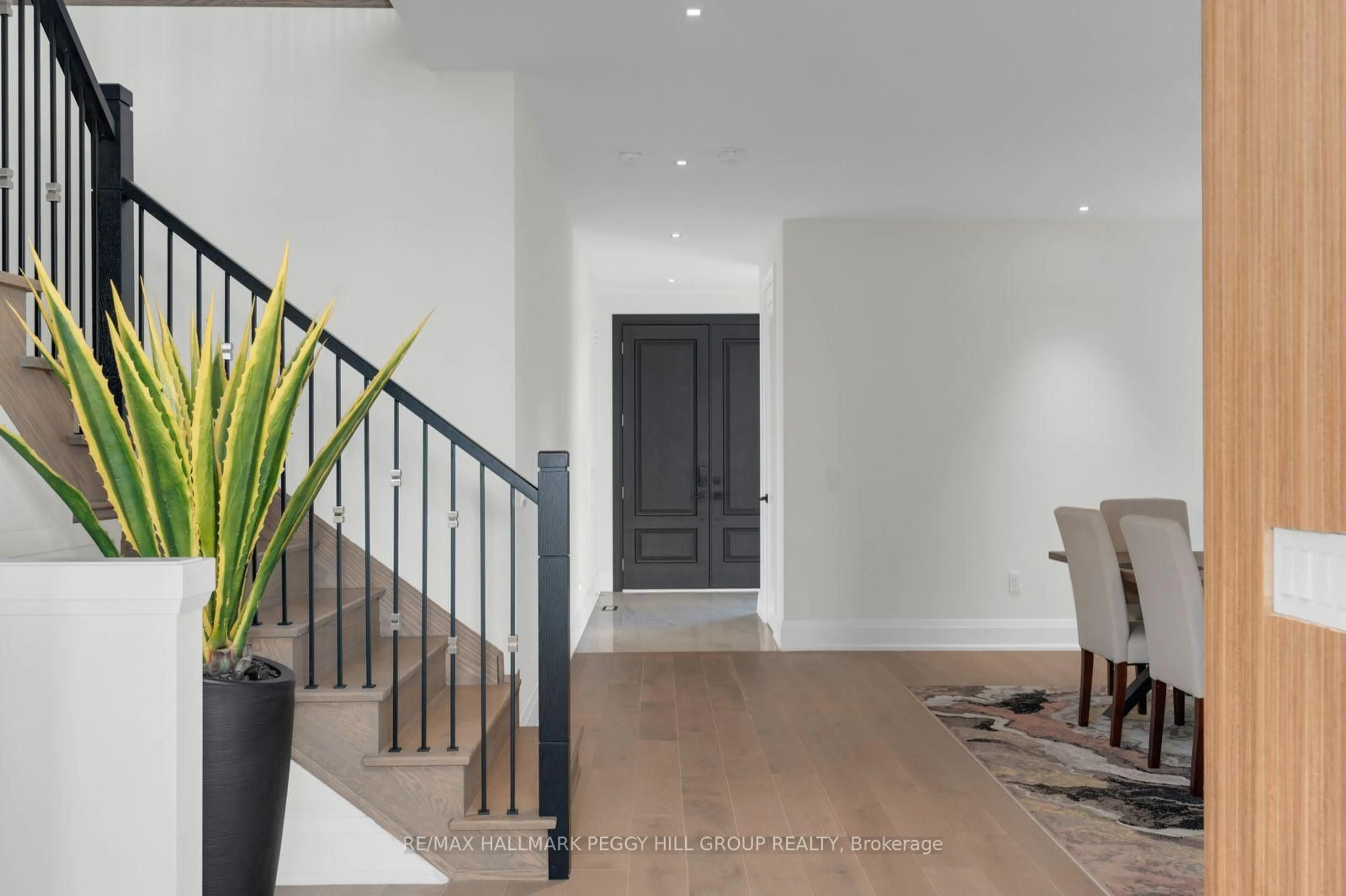 Indoor entryway for 61 Strathgreen Lane, Georgina Ontario L4P 0J3