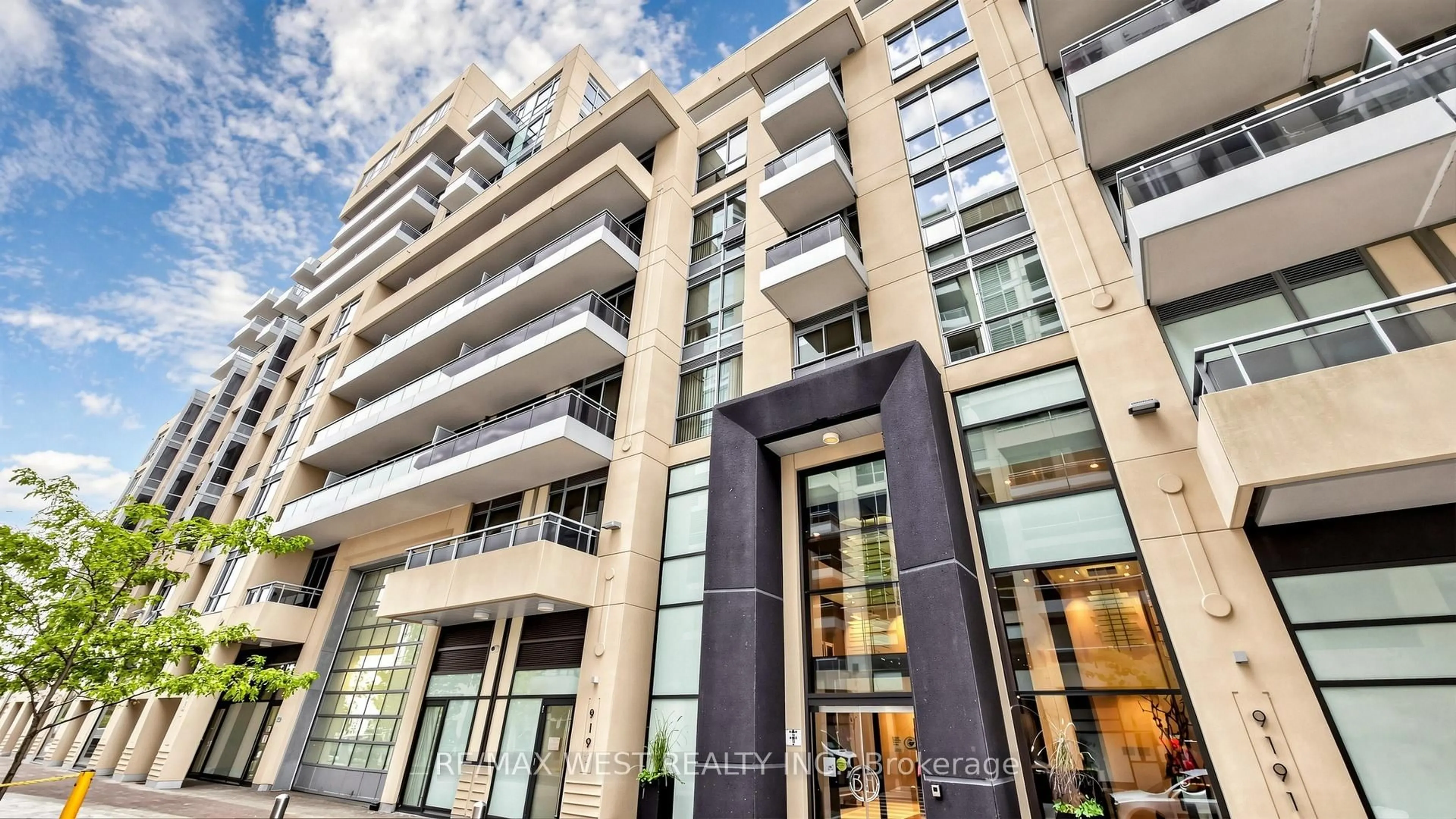 Indoor foyer for 9191 Yonge St #609, Richmond Hill Ontario L4C 1E2