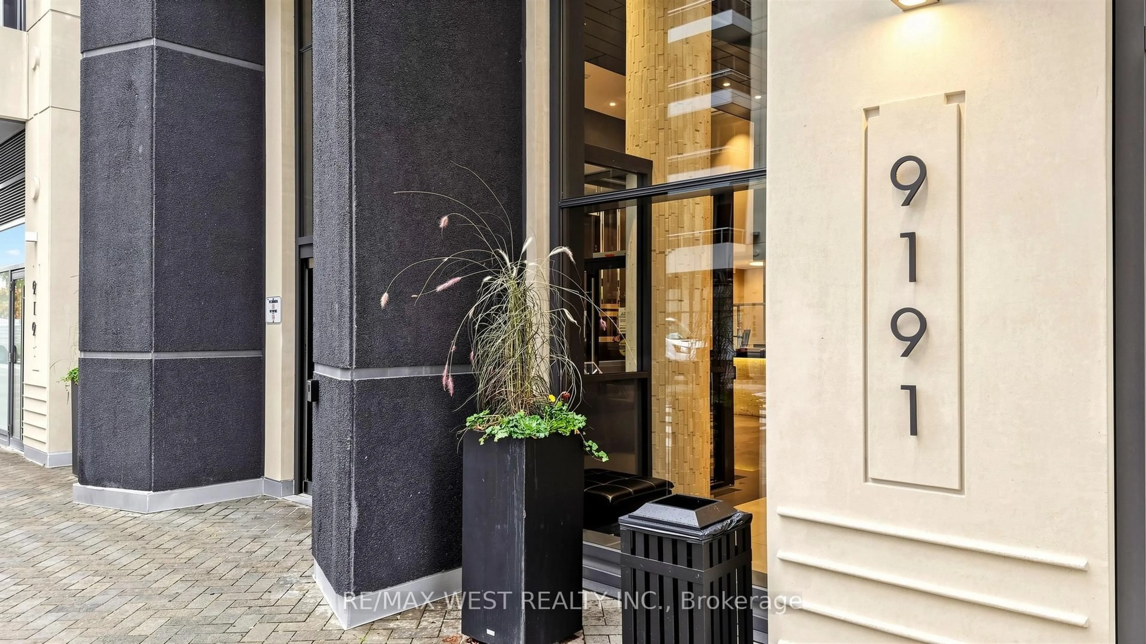 Indoor foyer for 9191 Yonge St #609, Richmond Hill Ontario L4C 1E2