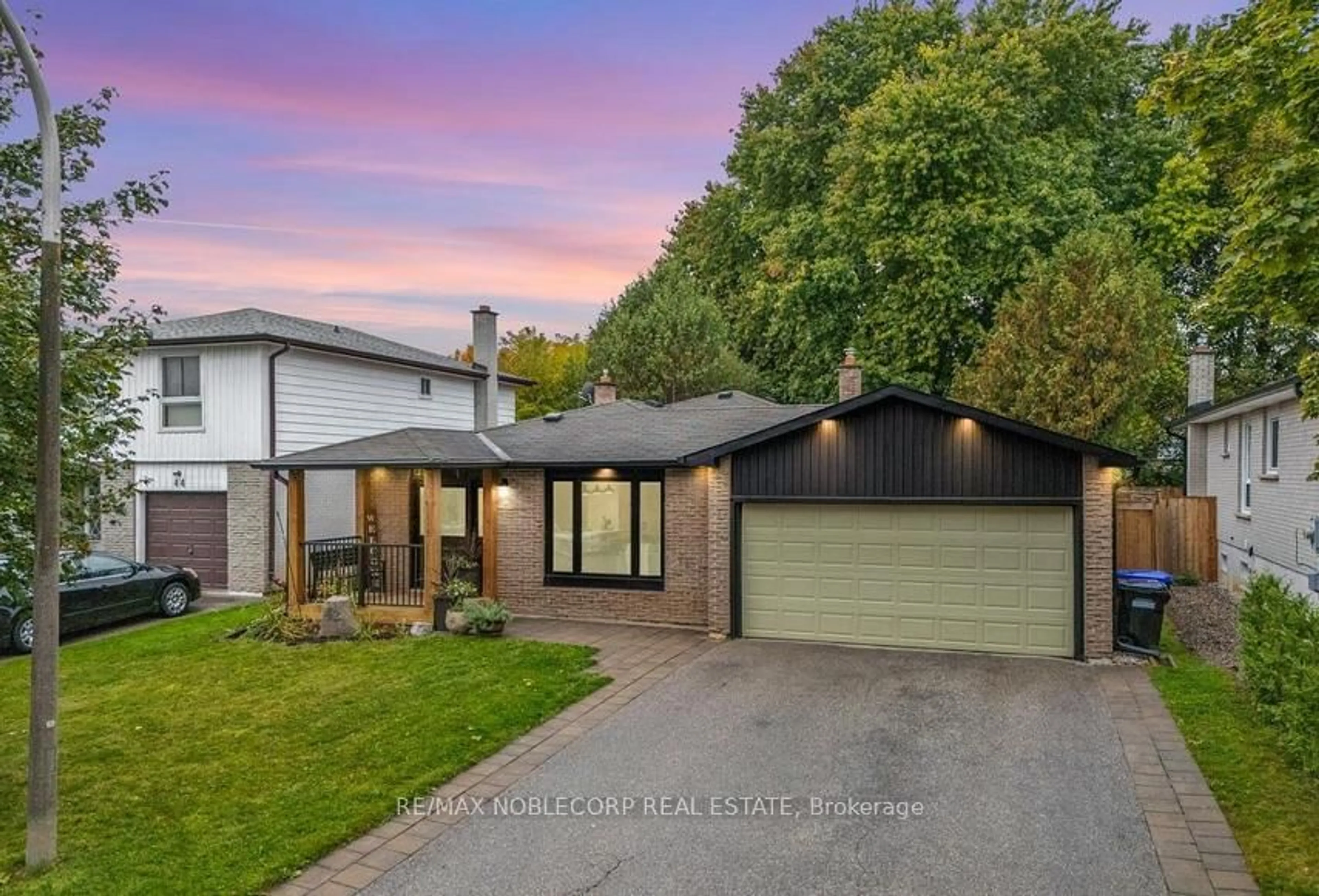 A pic from outside/outdoor area/front of a property/back of a property/a pic from drone, street for 42 Mitchell Ave, New Tecumseth Ontario L9R 1C2