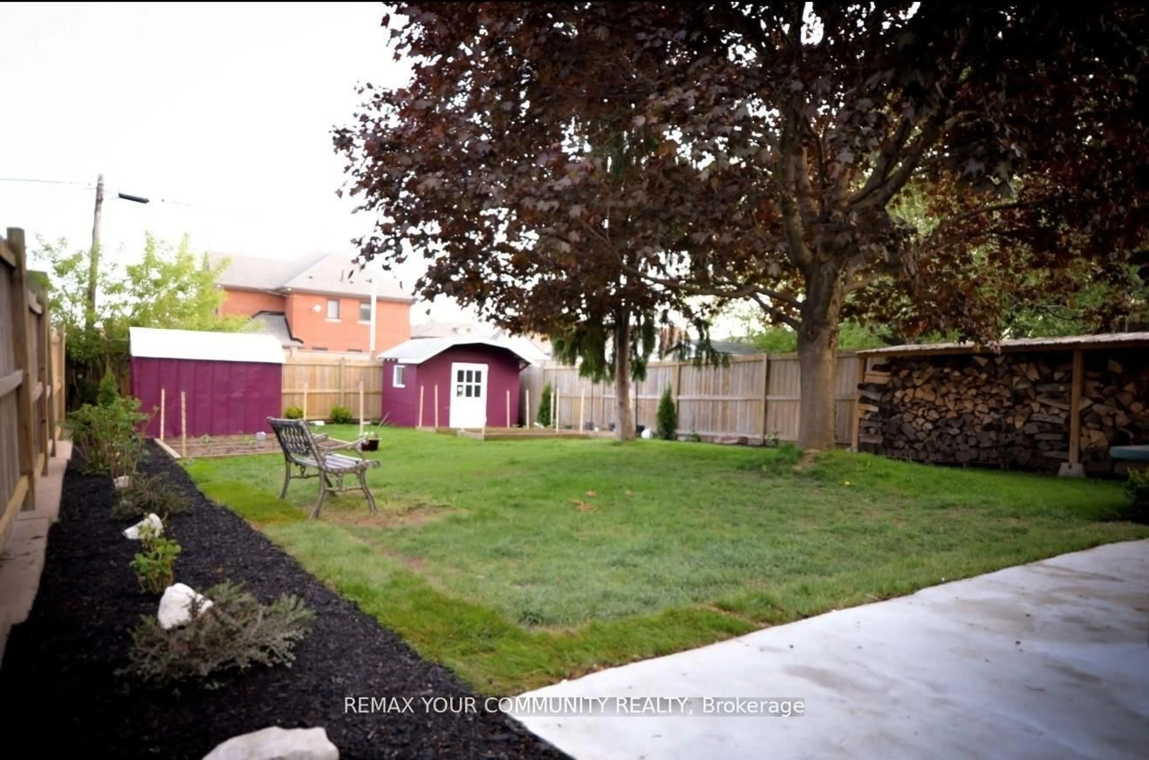 A pic from outside/outdoor area/front of a property/back of a property/a pic from drone, street for 56 James St, Bradford West Gwillimbury Ontario L3Z 2B4