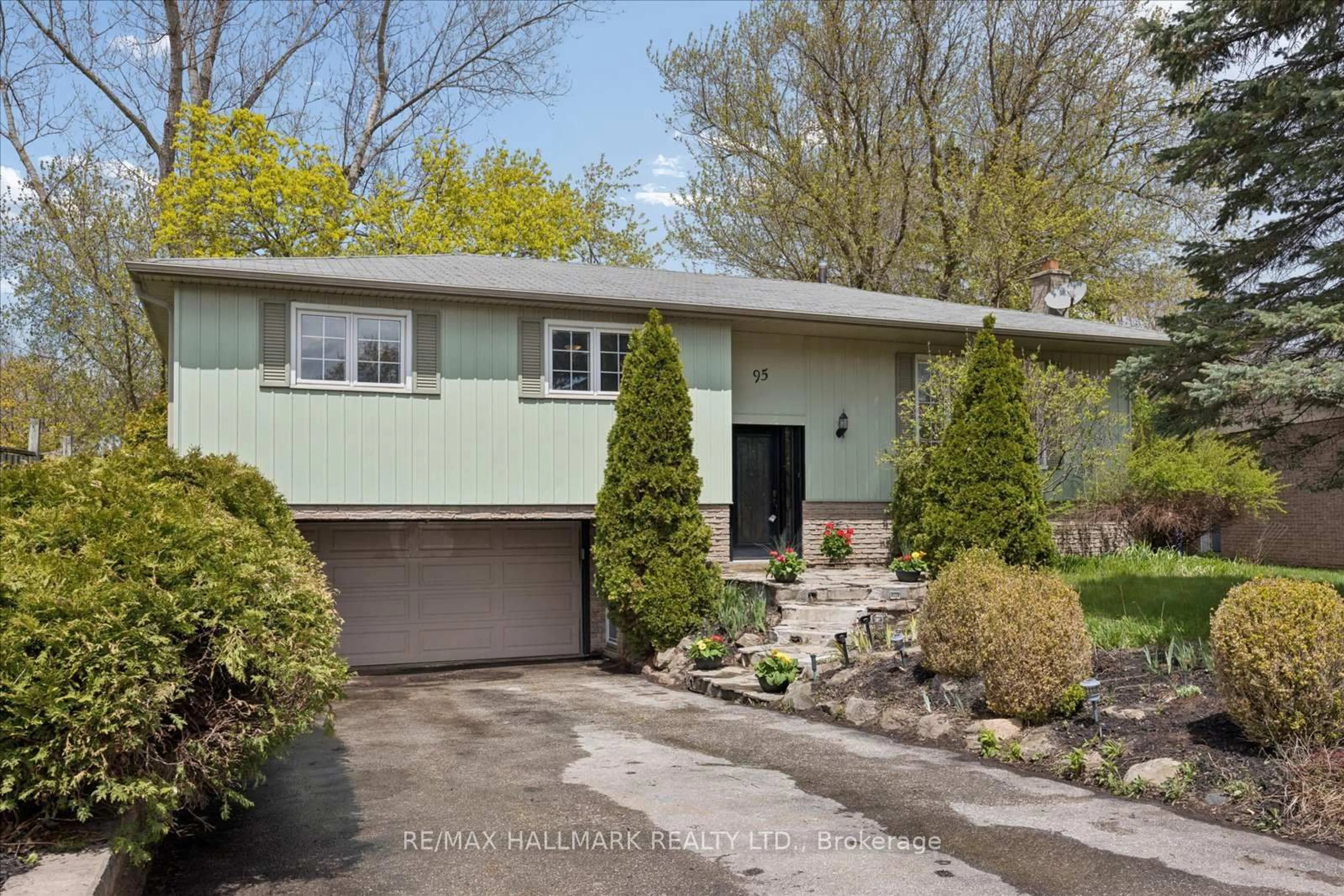 Home with vinyl exterior material, street for 95 Booth Dr, Whitchurch-Stouffville Ontario L4A 4K4