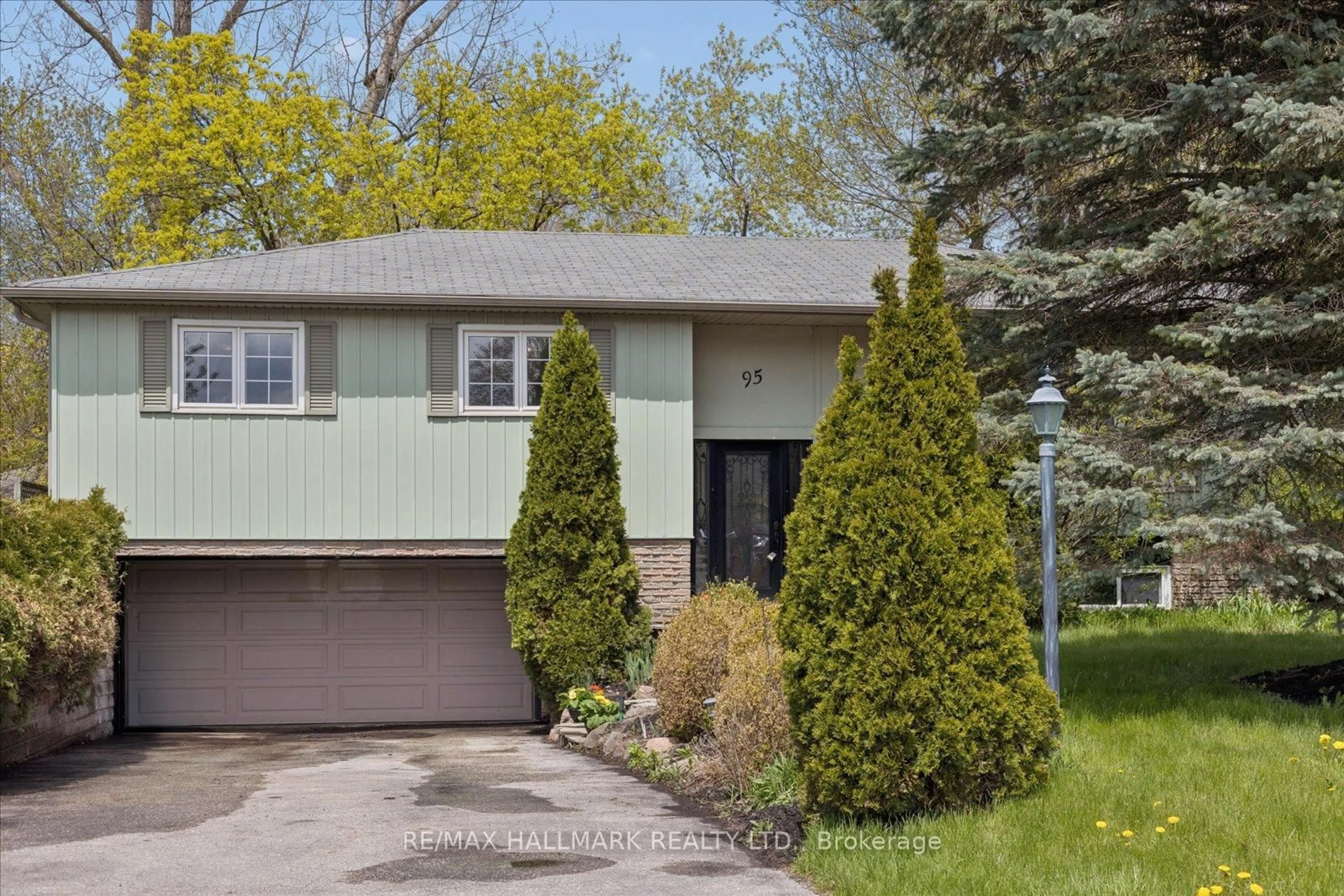 Home with vinyl exterior material, street for 95 Booth Dr, Whitchurch-Stouffville Ontario L4A 4K4