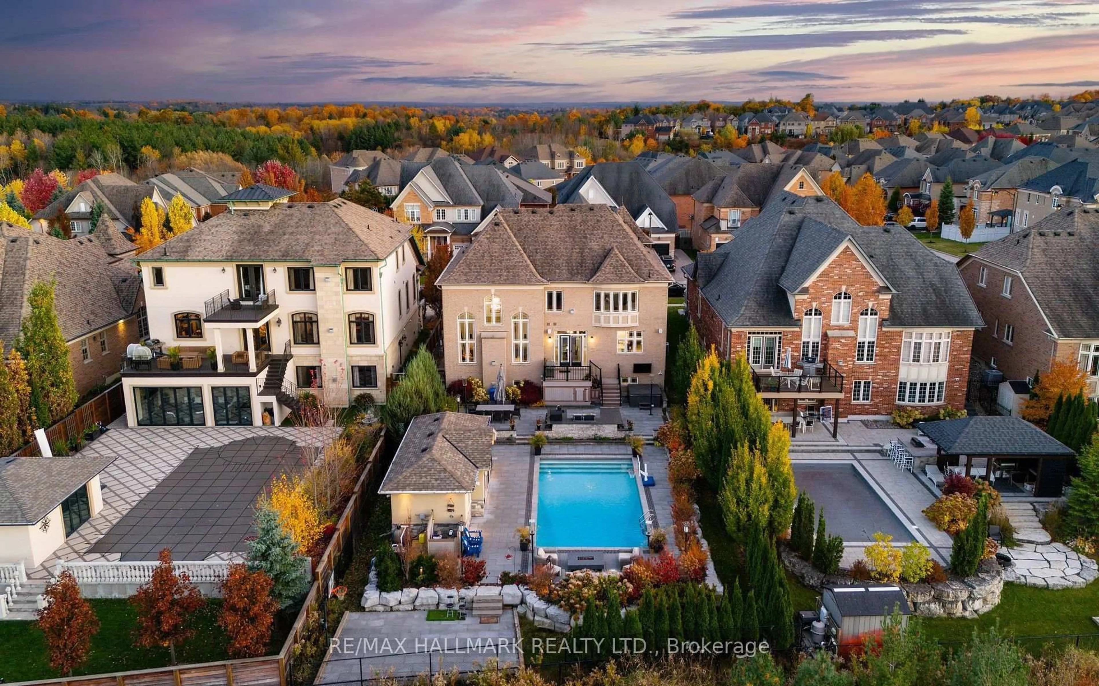 A pic from outside/outdoor area/front of a property/back of a property/a pic from drone, city buildings view from balcony for 24 Bluff Tr, King Ontario L7B 0A1