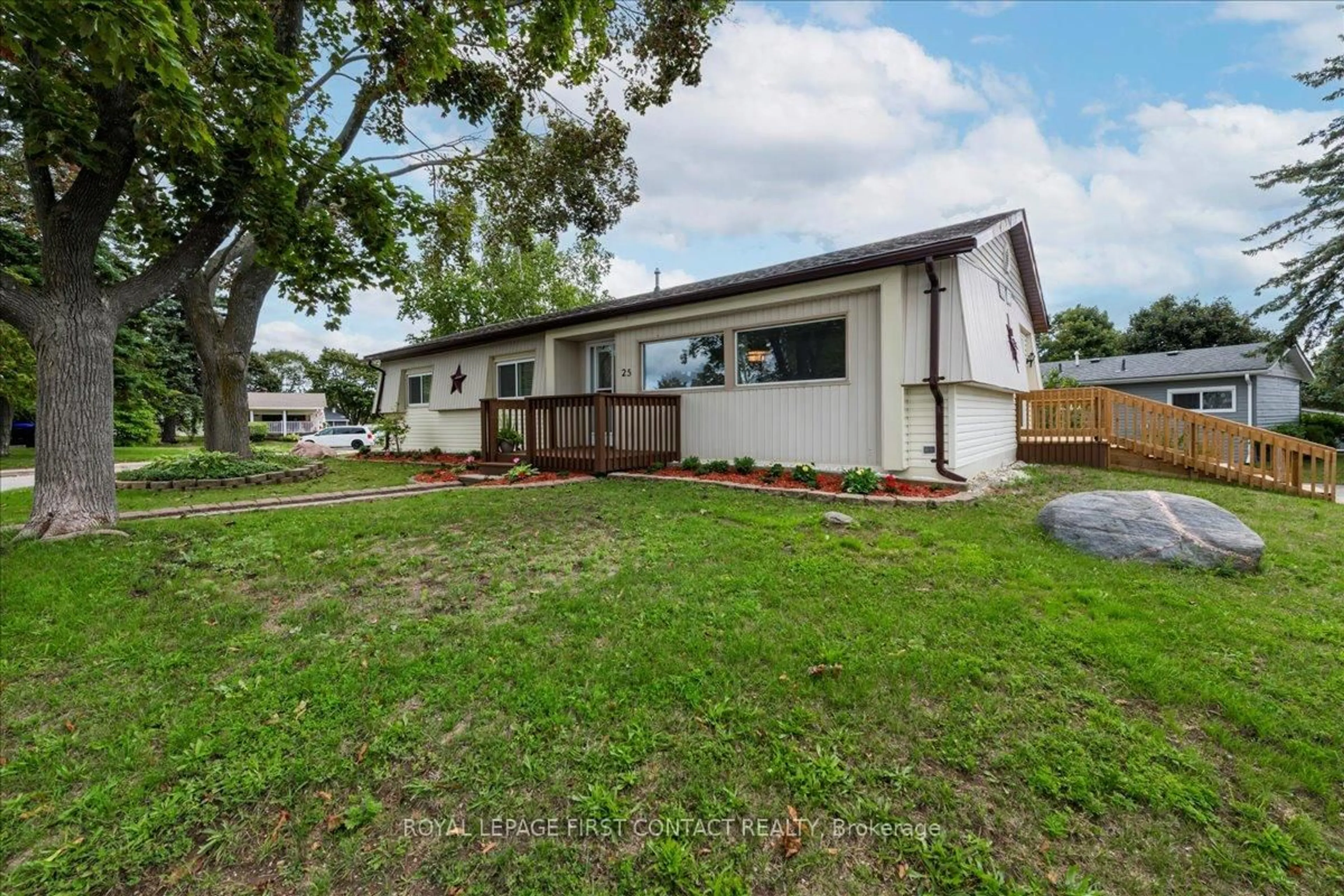 A pic from outside/outdoor area/front of a property/back of a property/a pic from drone, unknown for 25 Hawthorne Dr, Innisfil Ontario L9S 1P1