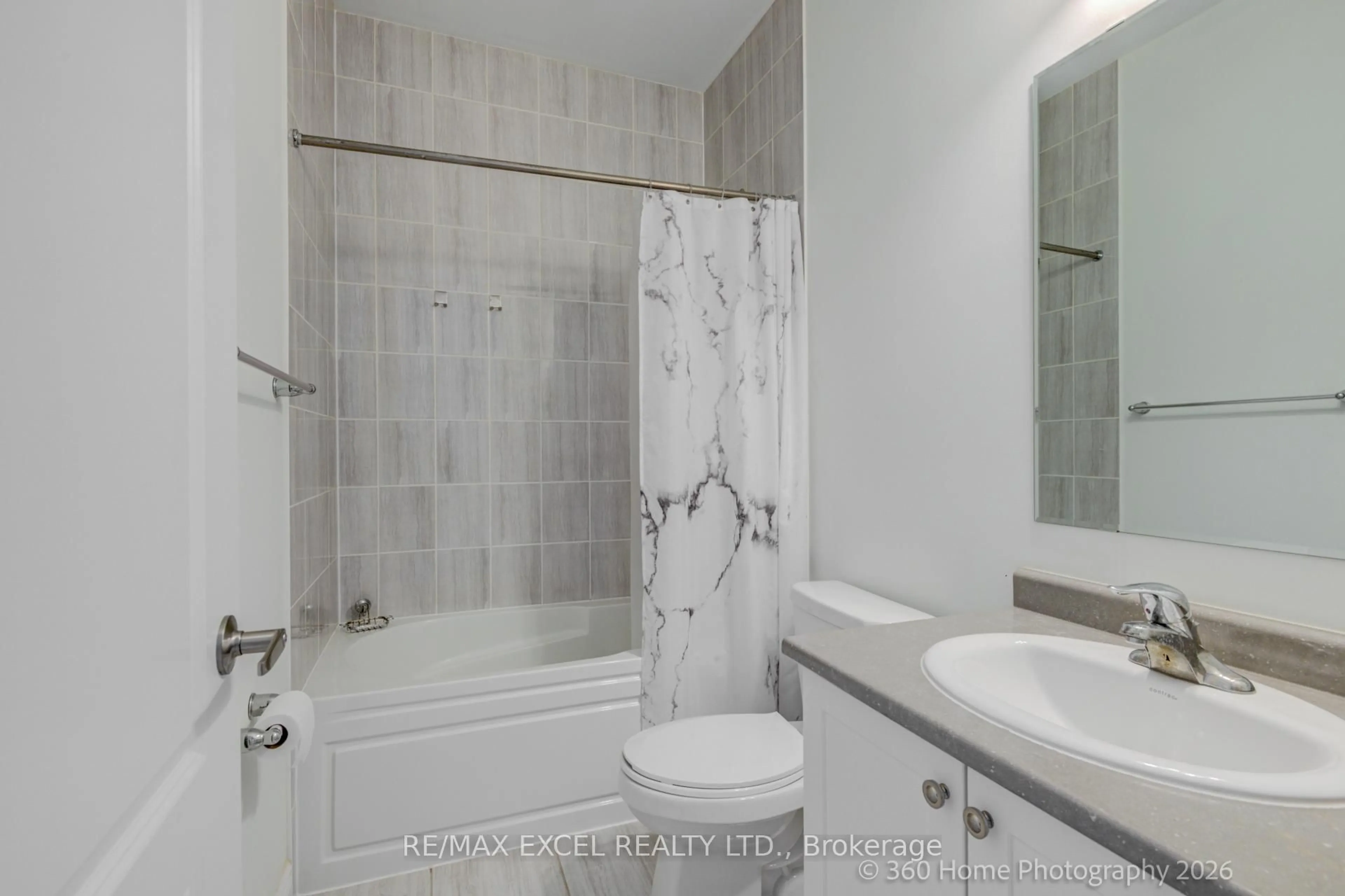 Standard bathroom, ceramic/tile floor for 94 Hartney Dr, Richmond Hill Ontario L4S 0K6