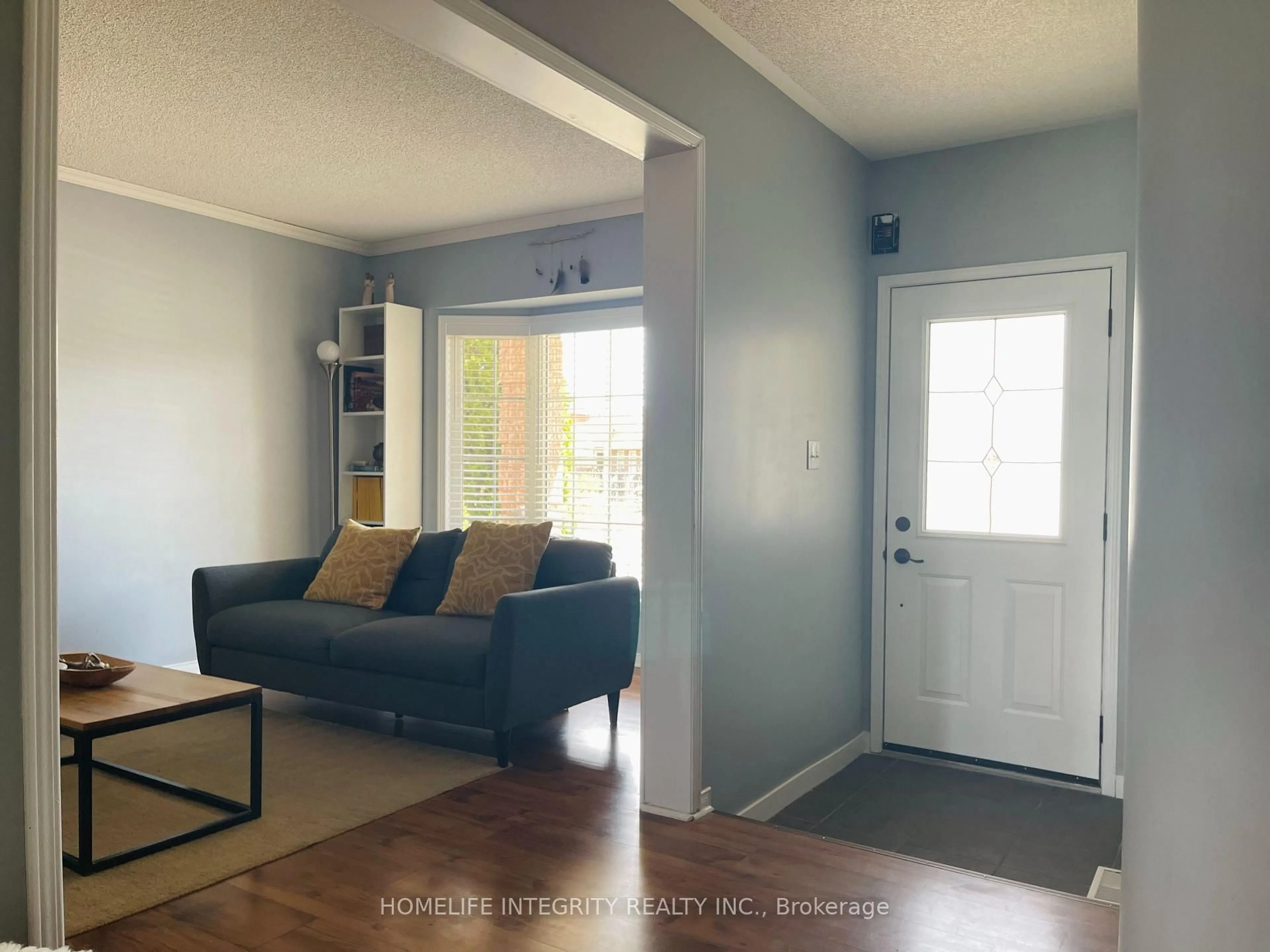 Living room with furniture, unknown for 104 Henderson Cres, New Tecumseth Ontario L9R 1Y5