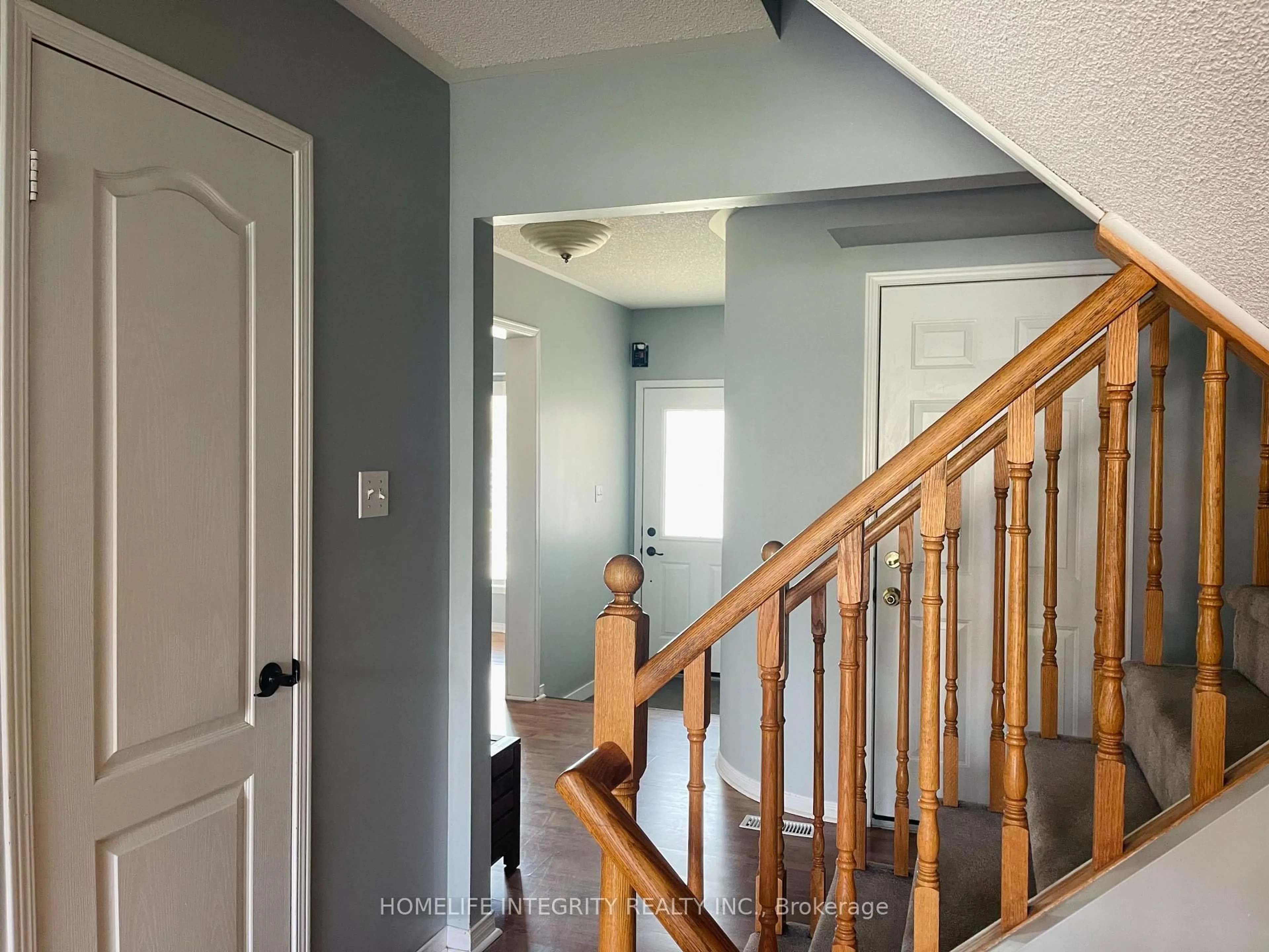 Indoor entryway for 104 Henderson Cres, New Tecumseth Ontario L9R 1Y5