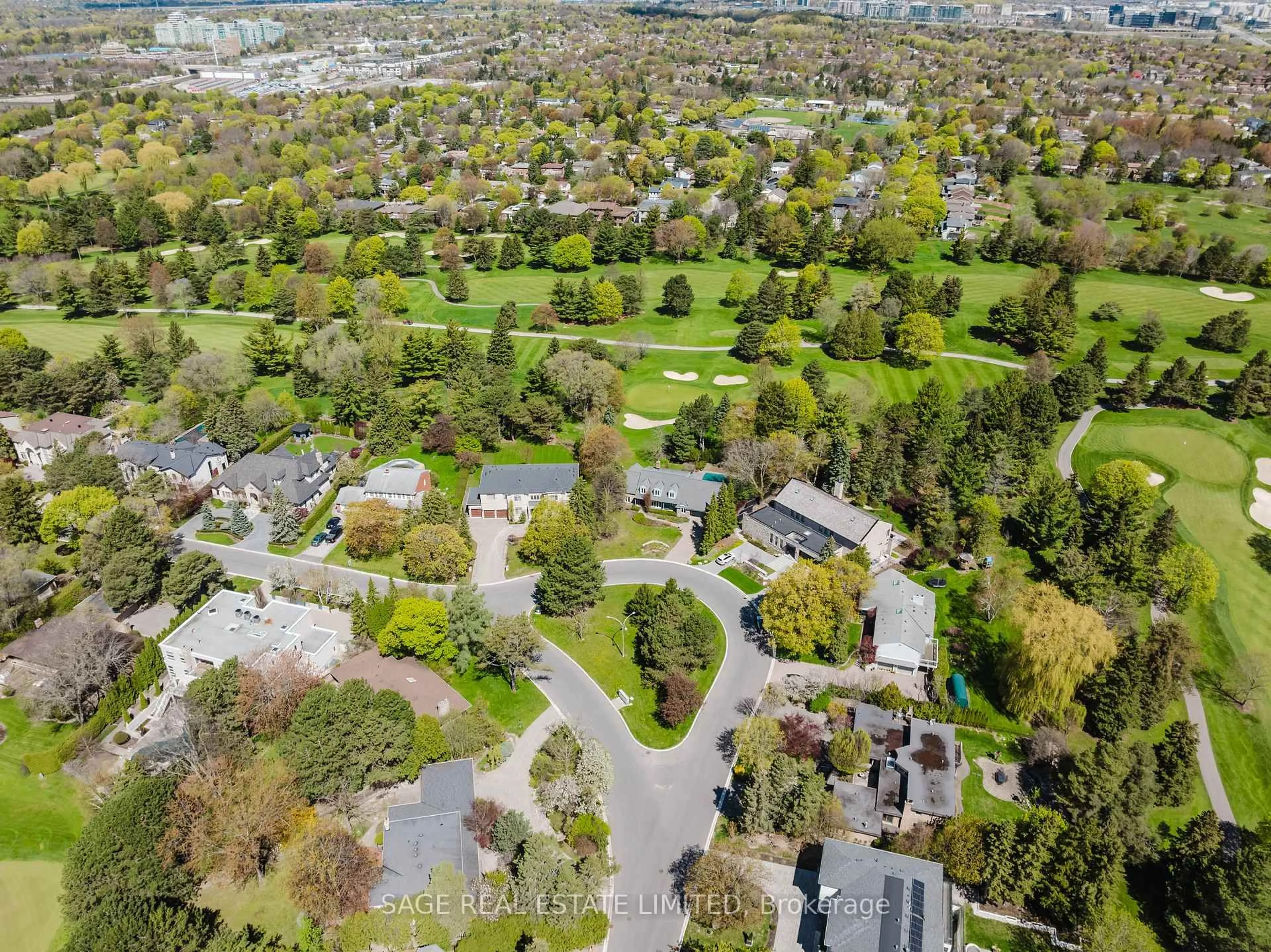 A pic from outside/outdoor area/front of a property/back of a property/a pic from drone, street for 69 Fairway Heights Dr, Markham Ontario L3T 3A7