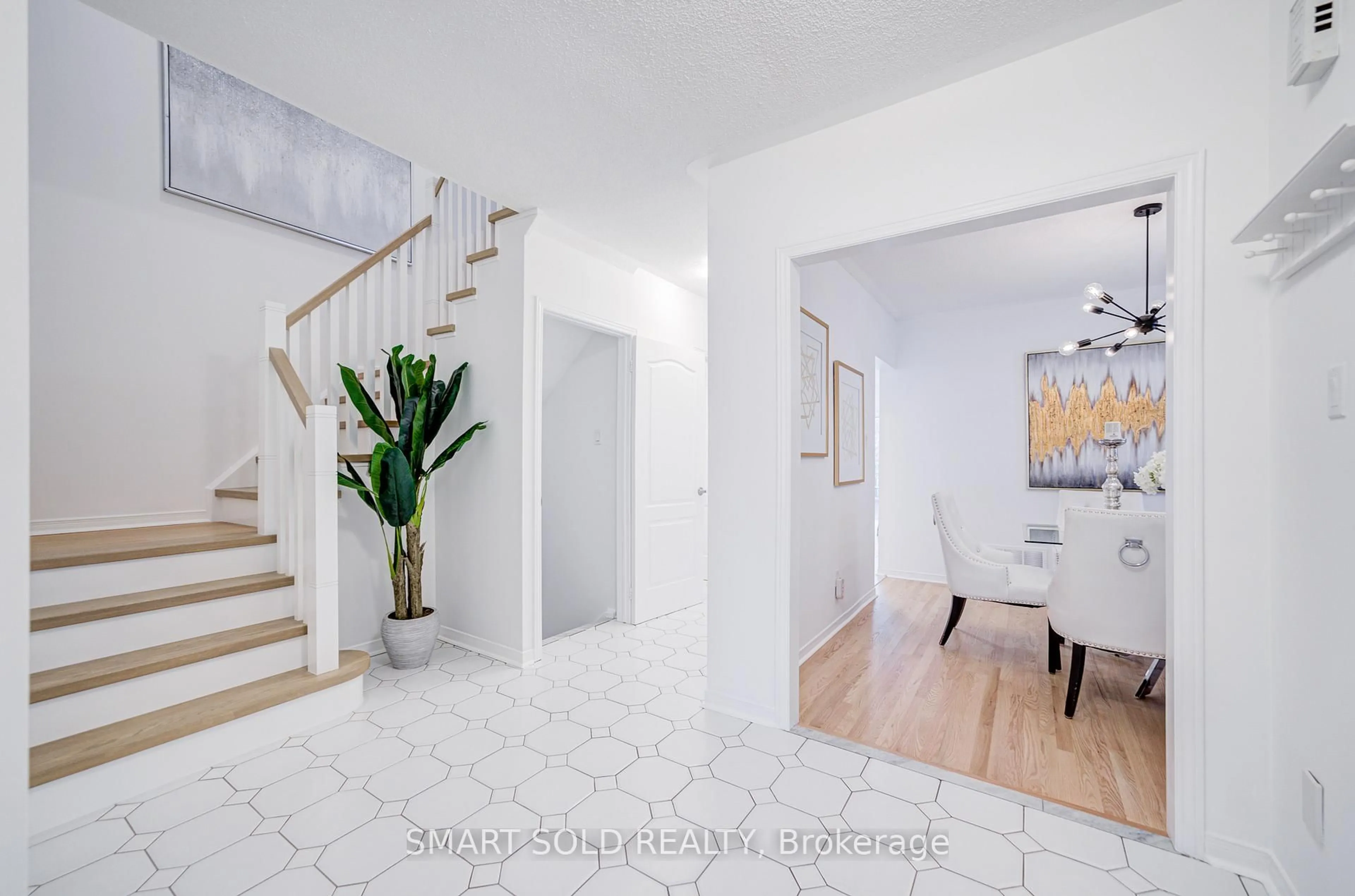 Indoor entryway for 123 Thornway Ave, Vaughan Ontario L4J 7Z3
