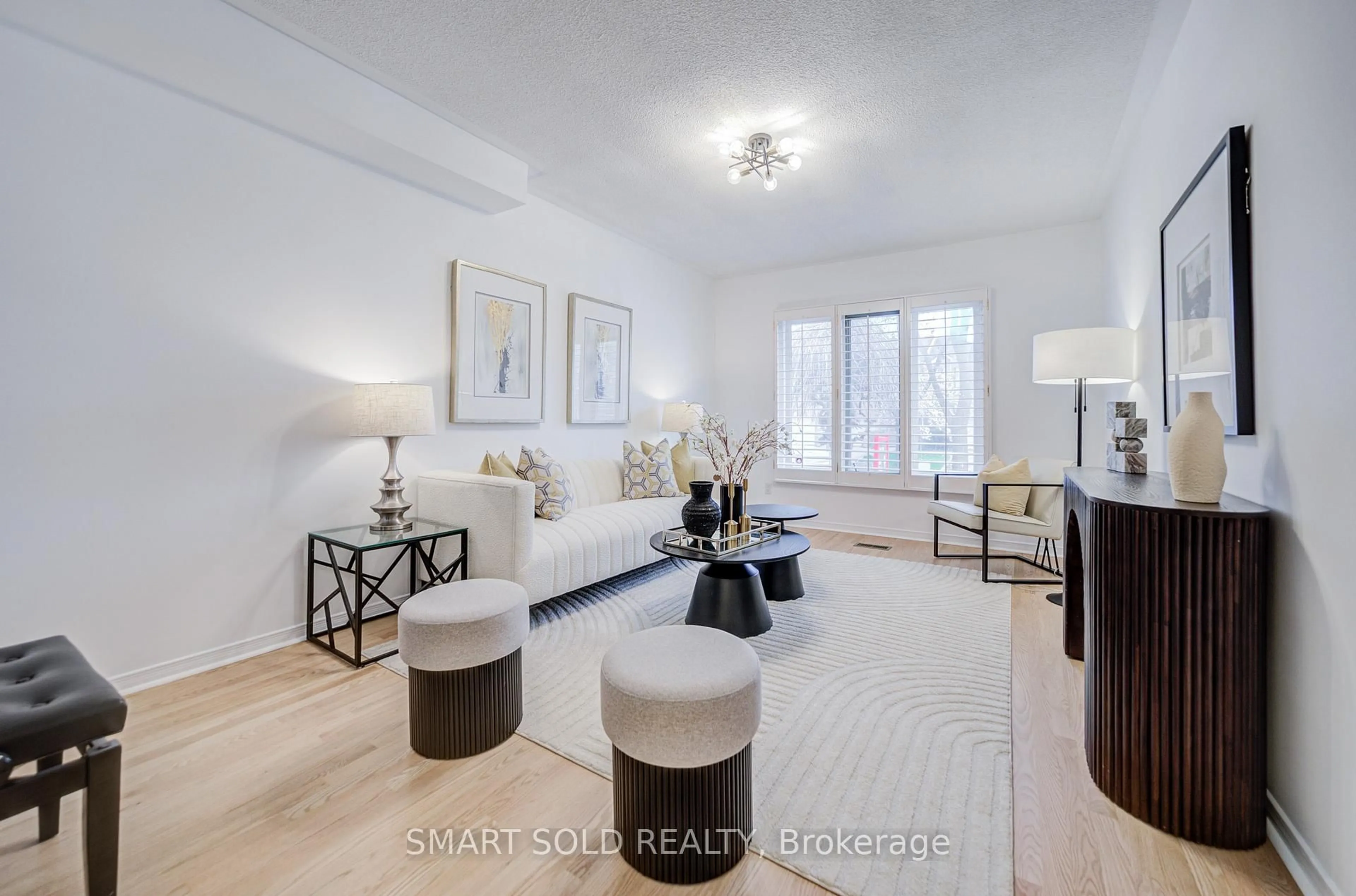 Living room with furniture, unknown for 123 Thornway Ave, Vaughan Ontario L4J 7Z3