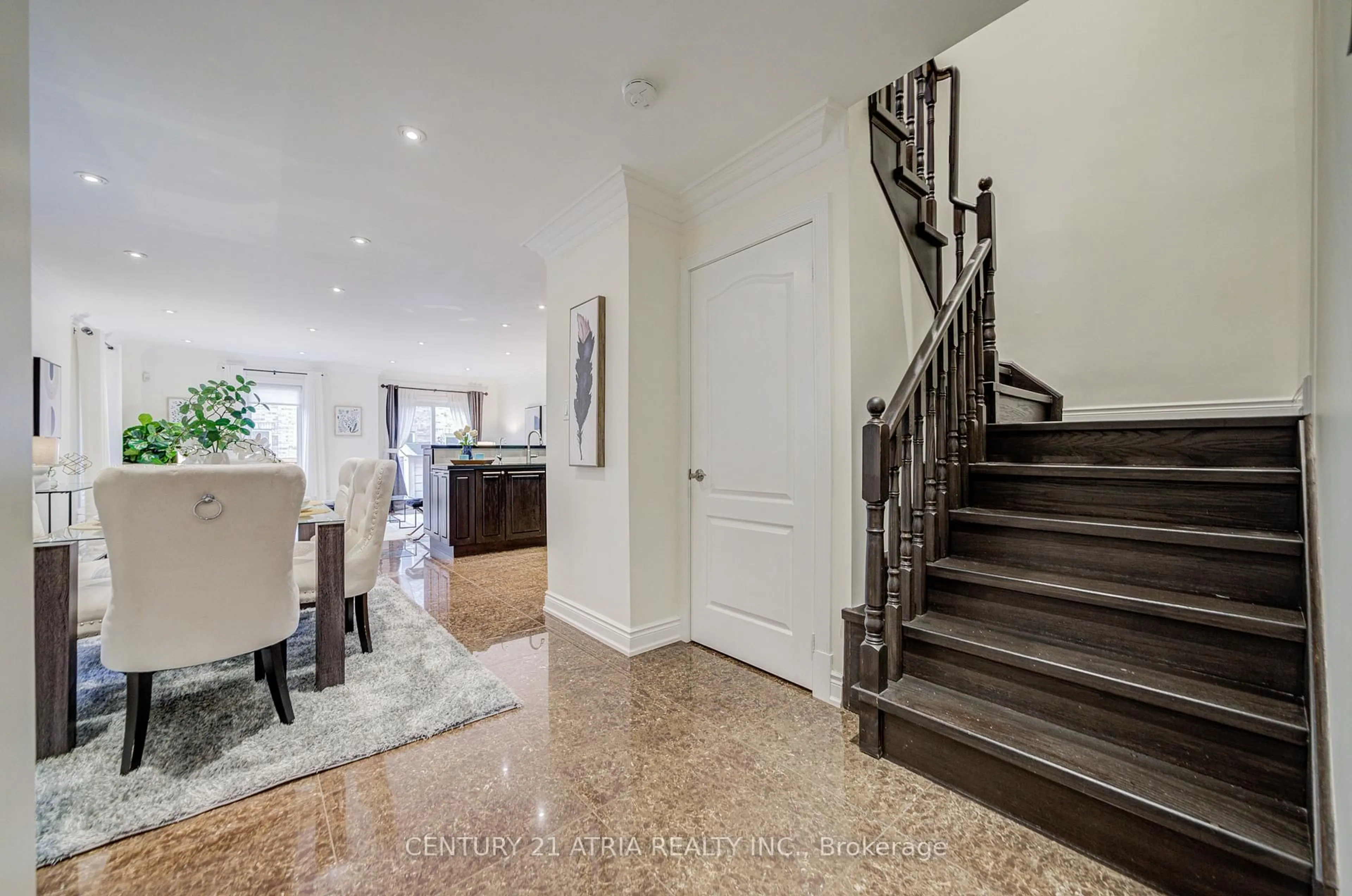 Indoor foyer for 100 Goode St, Richmond Hill Ontario L4S 2T6