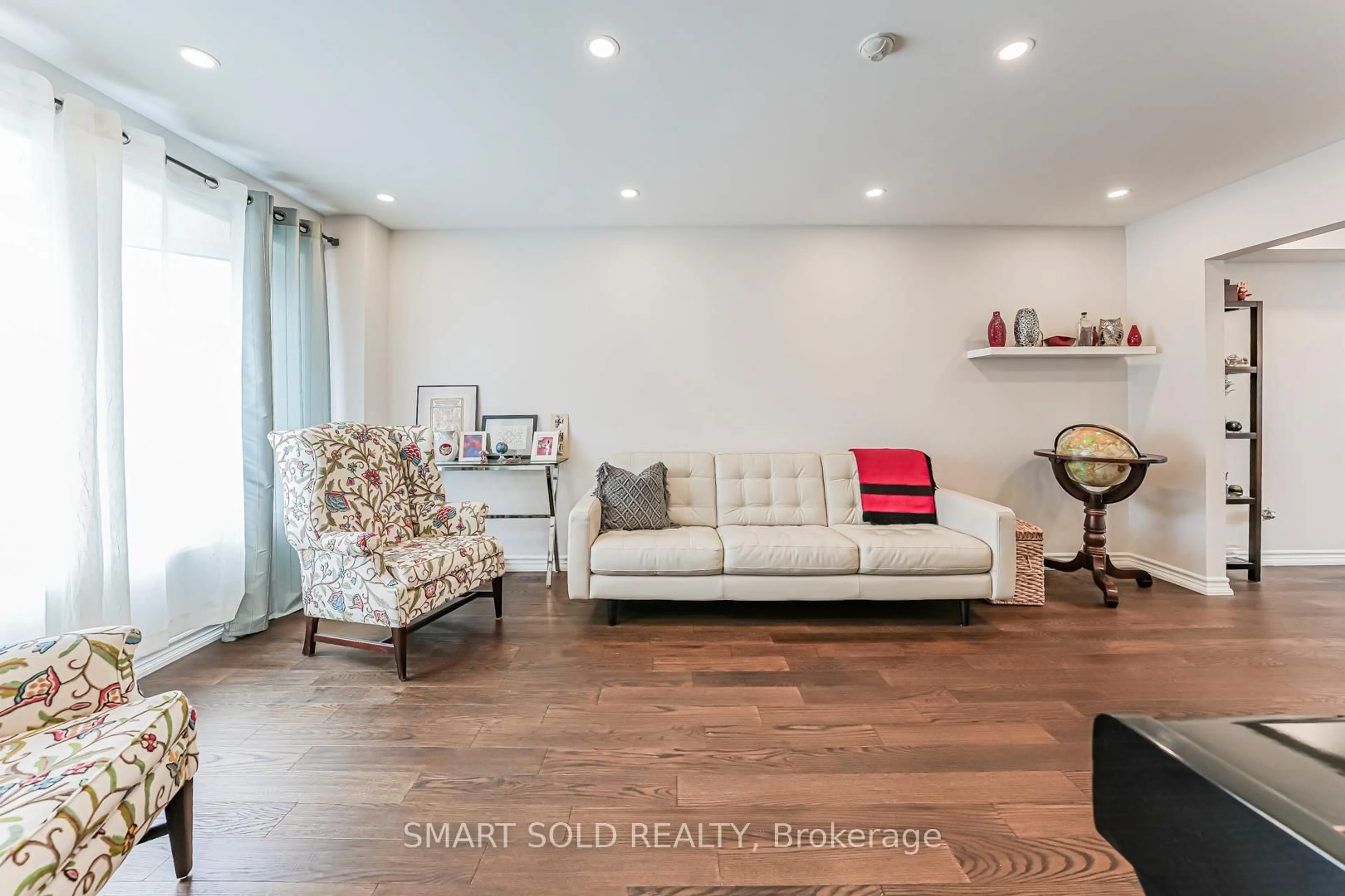 Living room with furniture, wood/laminate floor for 28 Westminster Dr, Richmond Hill Ontario L4B 1P7