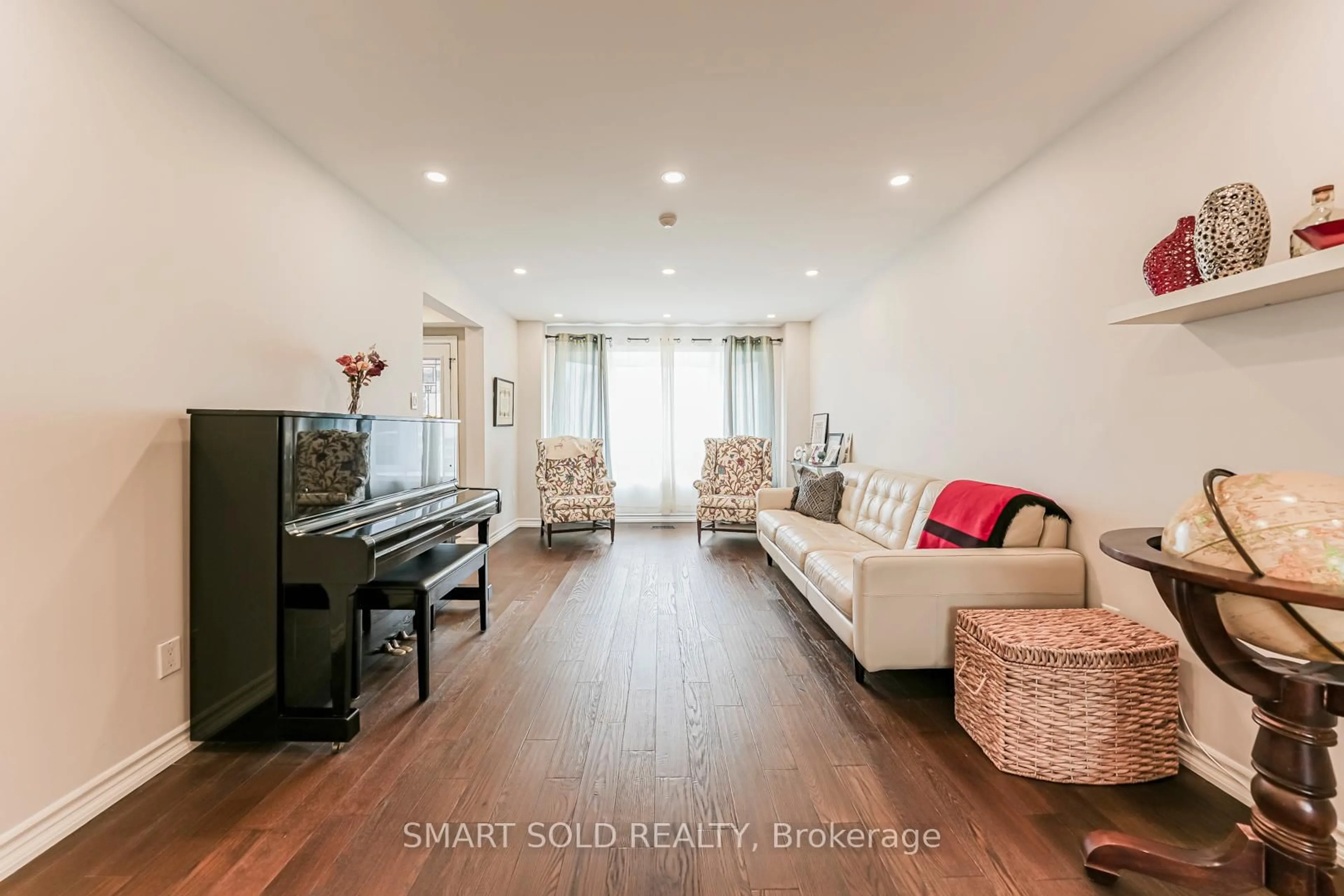 Living room with furniture, wood/laminate floor for 28 Westminster Dr, Richmond Hill Ontario L4B 1P7