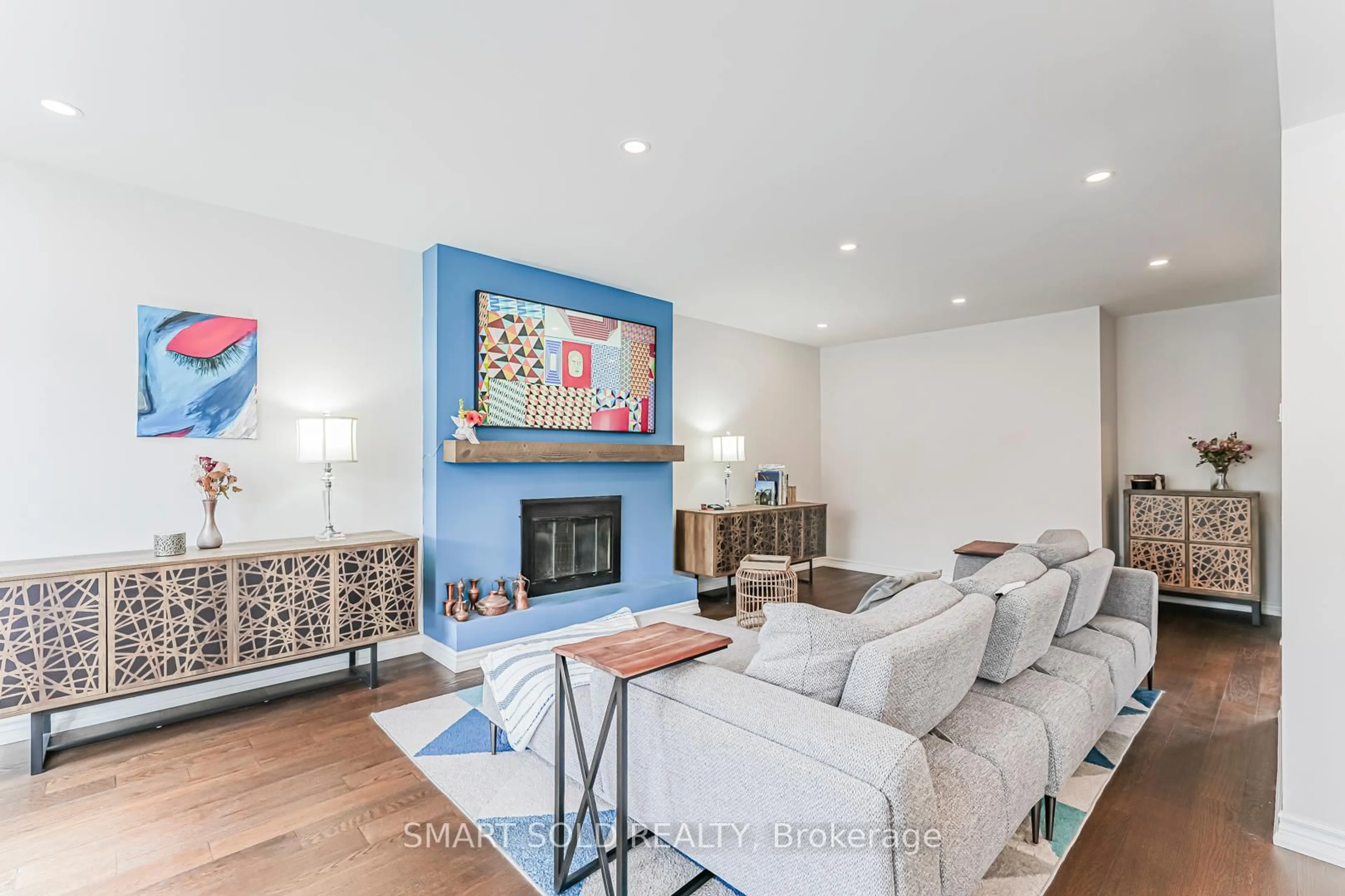 Living room with furniture, unknown for 28 Westminster Dr, Richmond Hill Ontario L4B 1P7