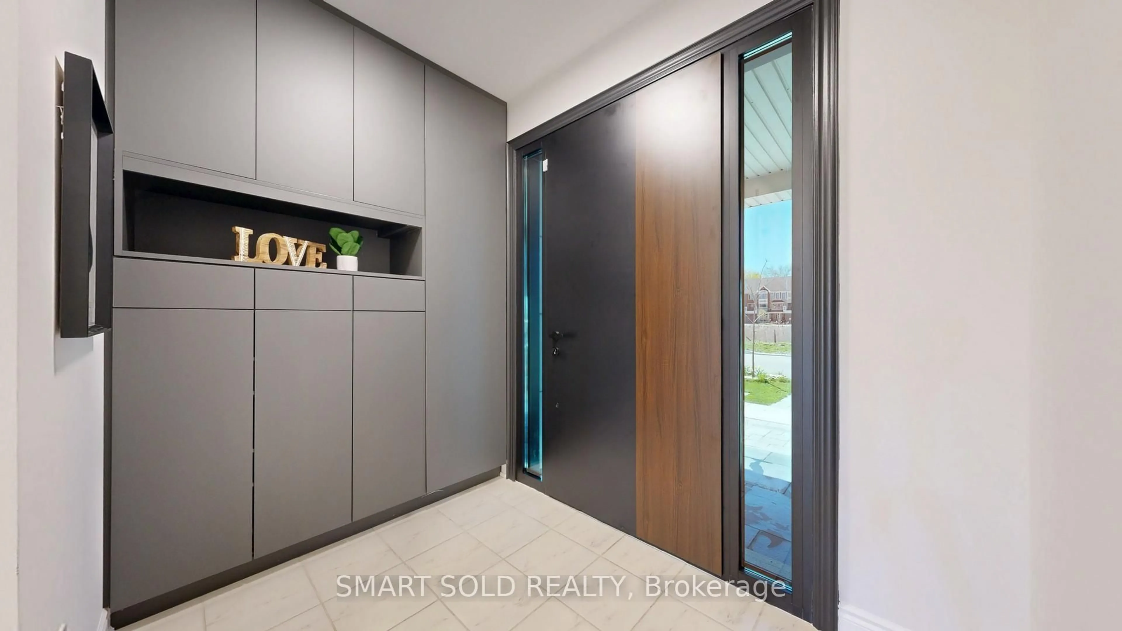 Indoor entryway for 138 William F Bell Pkwy, Richmond Hill Ontario L4S 0L7
