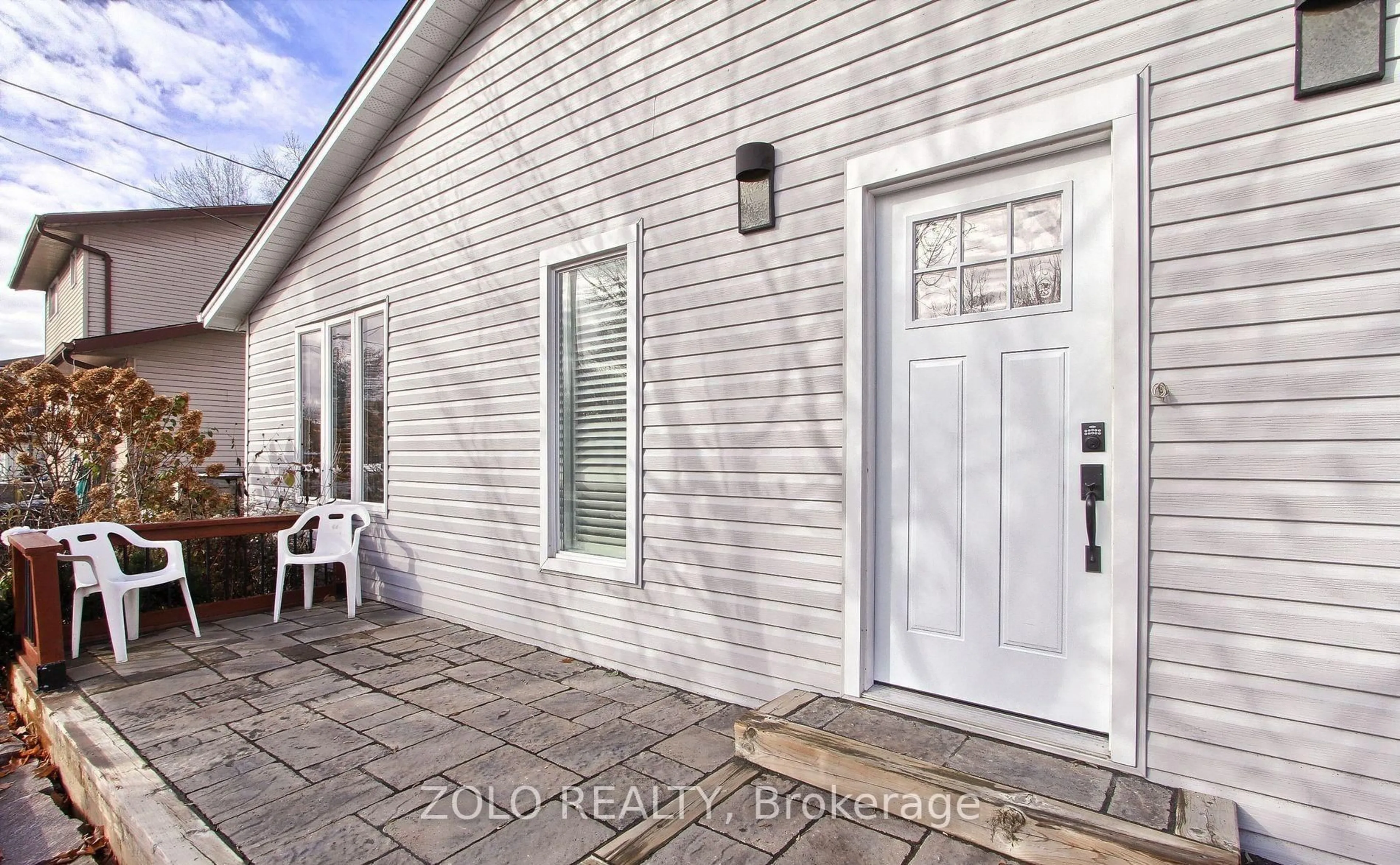 Indoor entryway for 186 Beach Rd, Georgina Ontario L4P 2L9