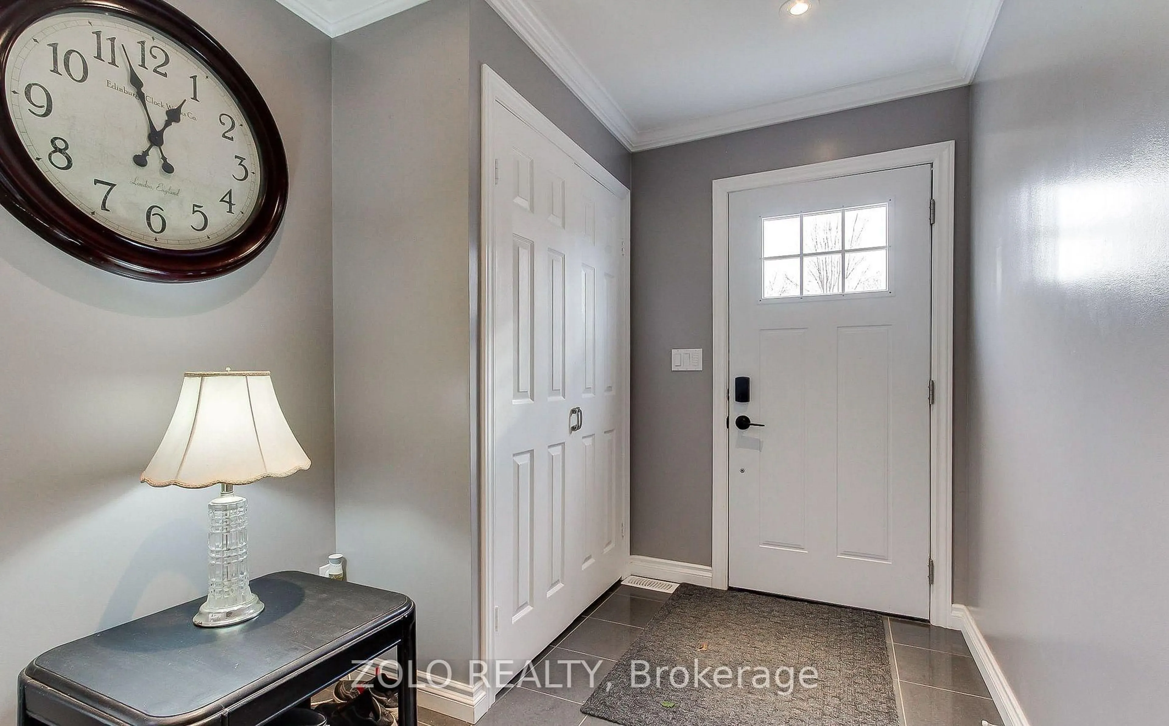 Indoor entryway for 186 Beach Rd, Georgina Ontario L4P 2L9
