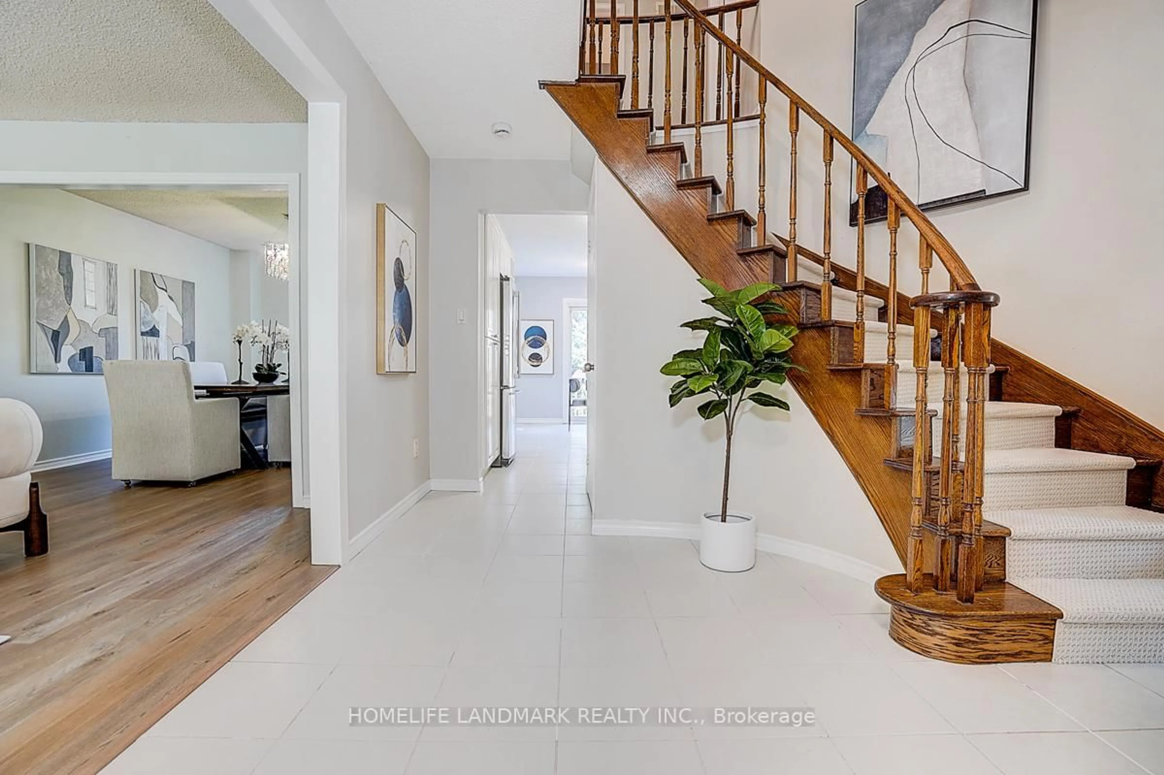 Indoor entryway for 20 Lippincott Crt, Richmond Hill Ontario L4C 7M4