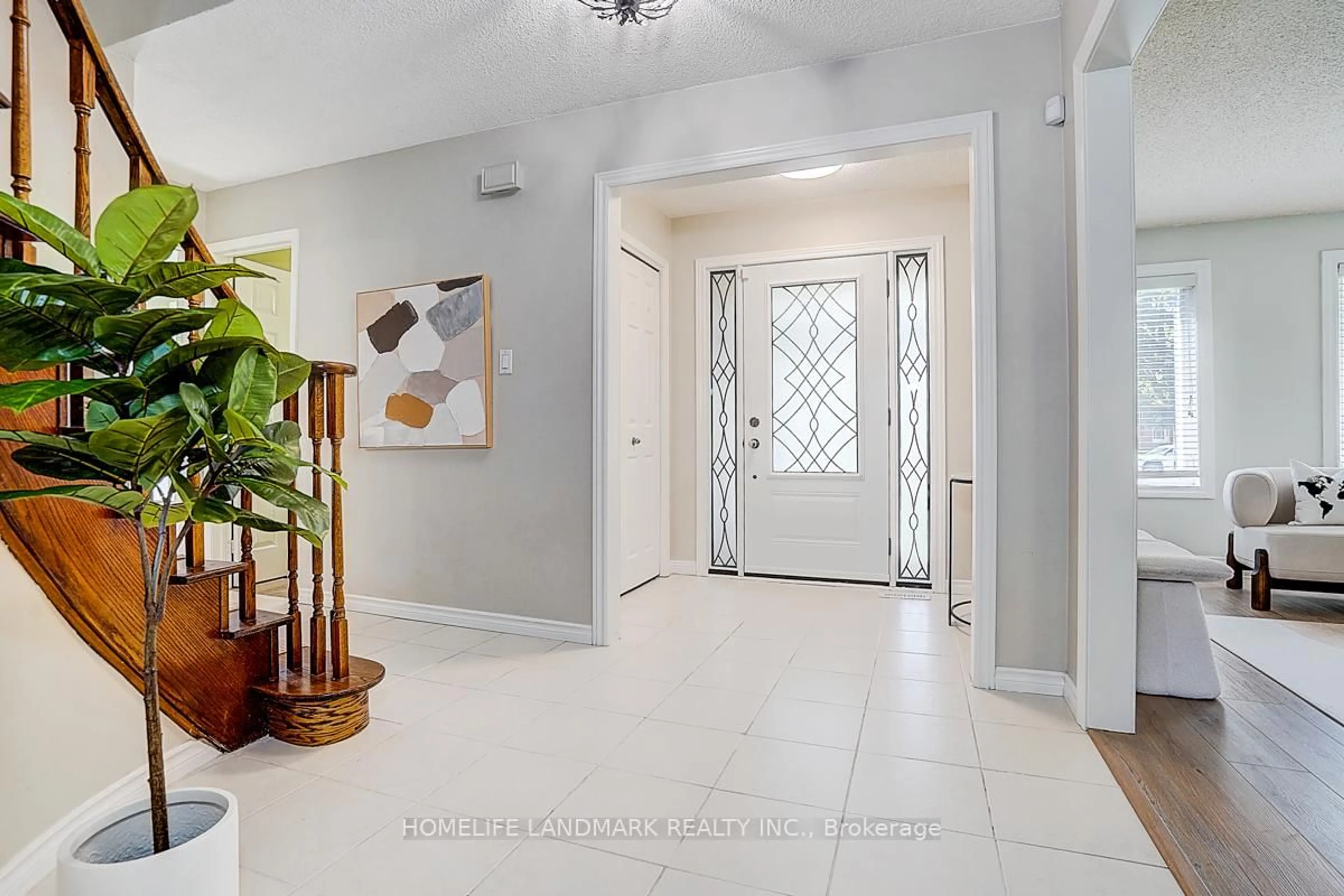 Indoor entryway for 20 Lippincott Crt, Richmond Hill Ontario L4C 7M4