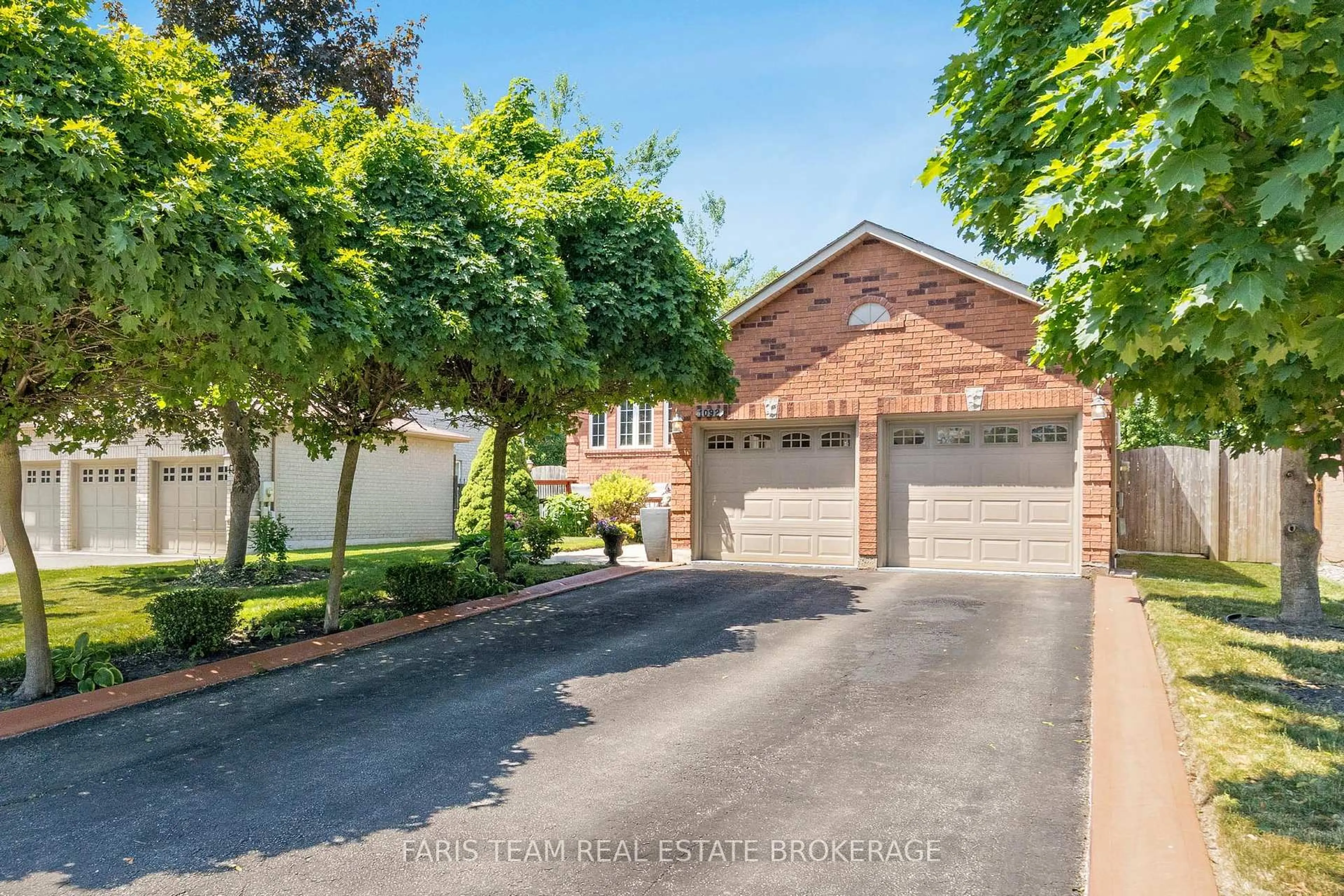 A pic from outside/outdoor area/front of a property/back of a property/a pic from drone, street for 1092 Lebanon Dr, Innisfil Ontario L9S 2B3