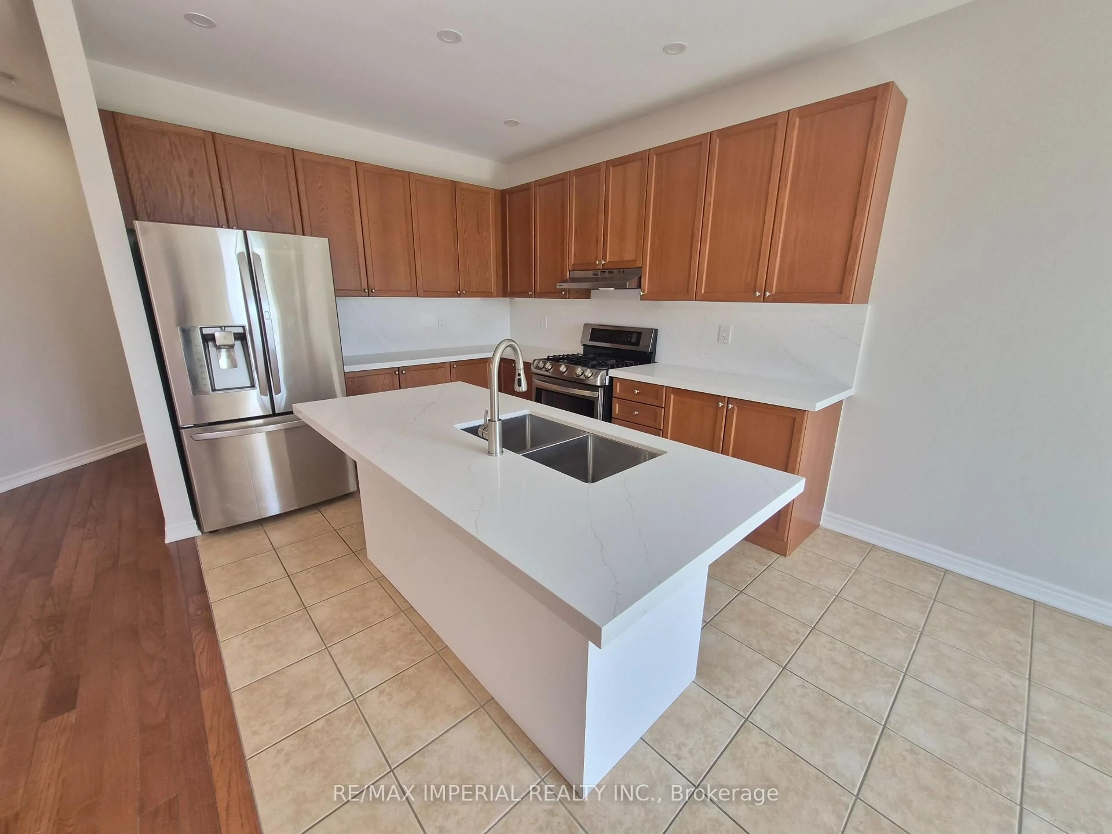 Open concept kitchen, ceramic/tile floor for 29 Mansard Dr, Richmond Hill Ontario L4E 0L7