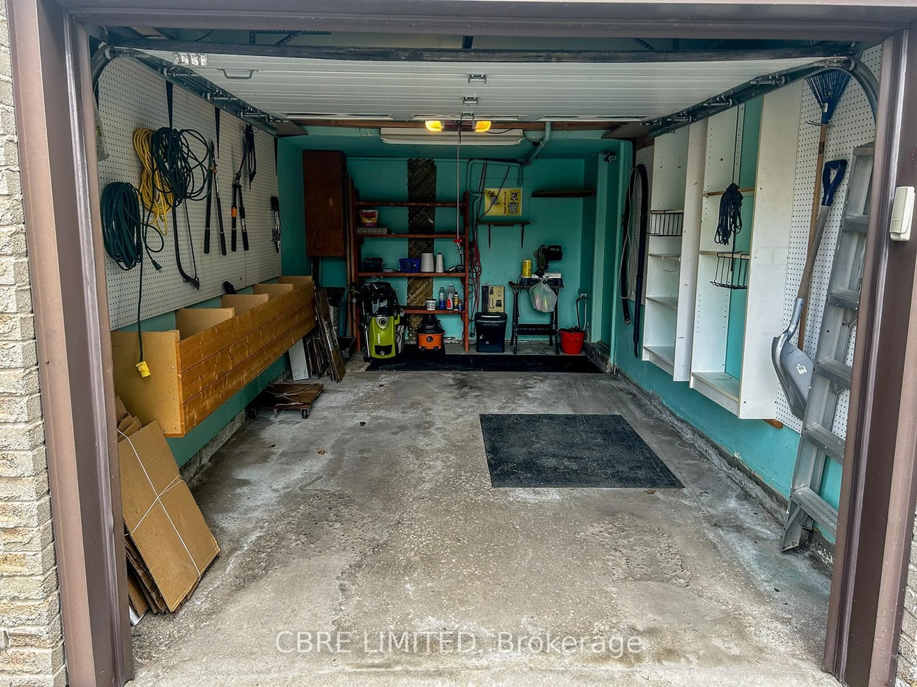 Indoor garage for 9 Birch Crt, Aurora Ontario L4G 3K1