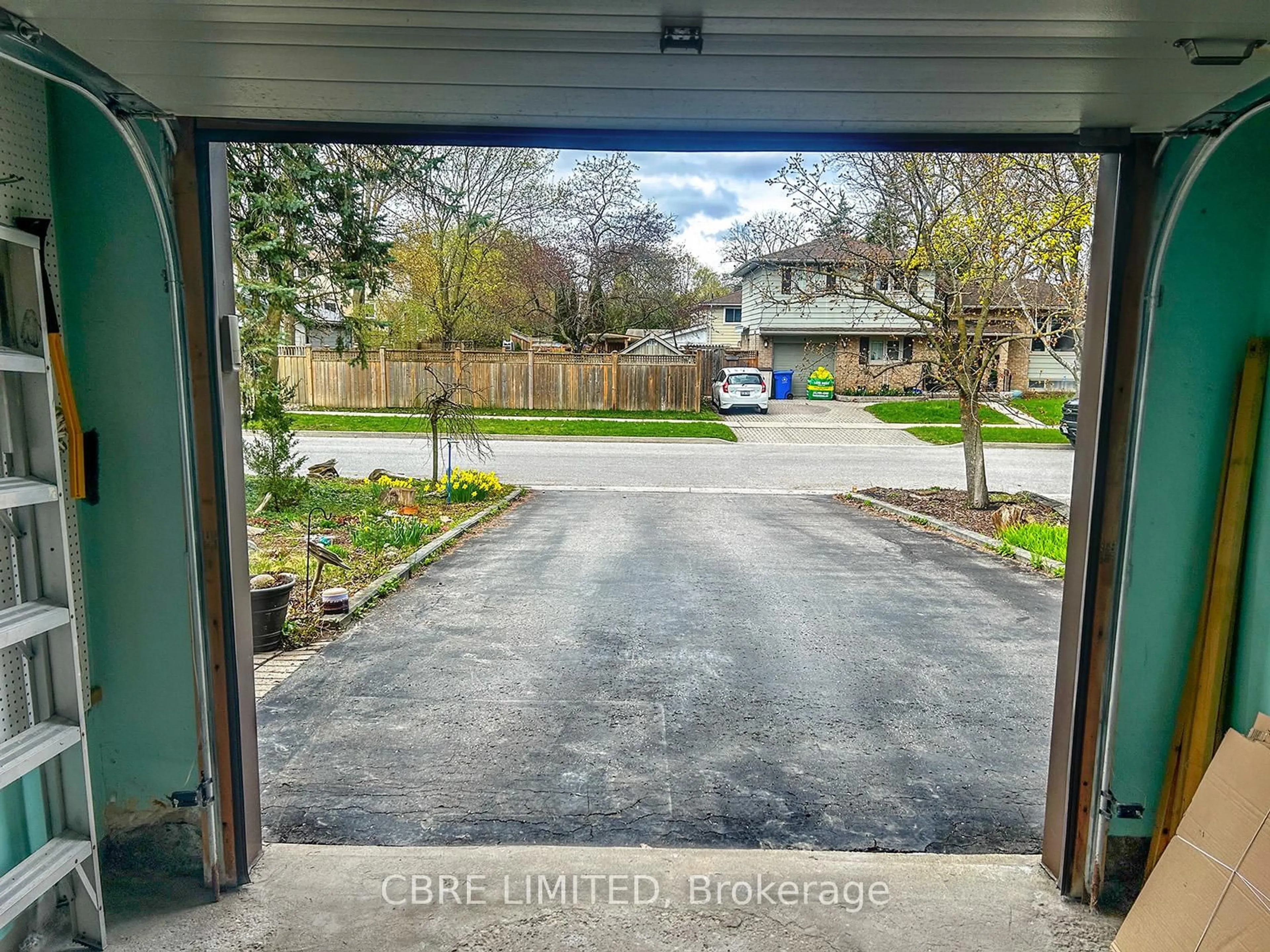 A pic from outside/outdoor area/front of a property/back of a property/a pic from drone, street for 9 Birch Crt, Aurora Ontario L4G 3K1