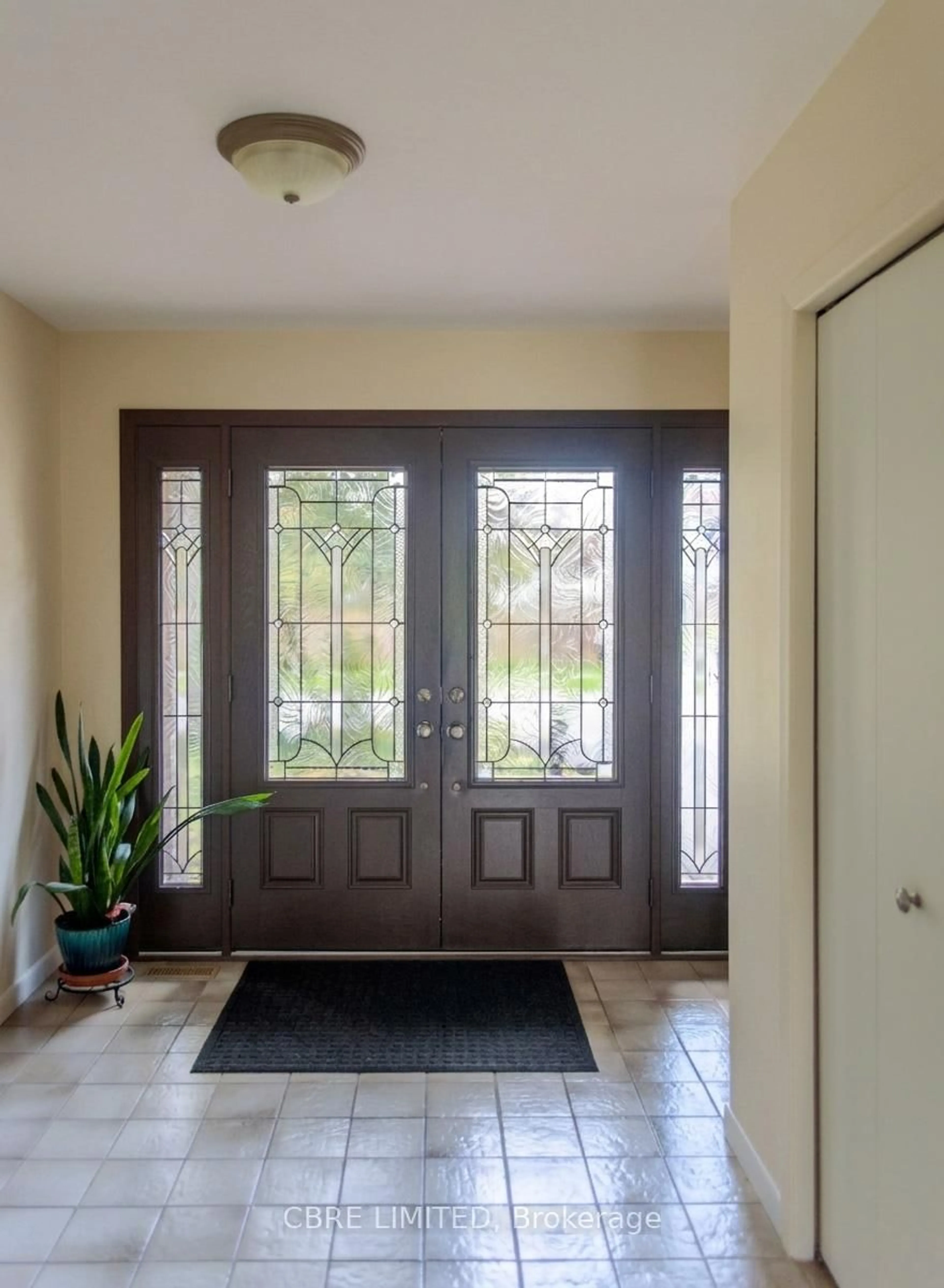 Indoor entryway for 9 Birch Crt, Aurora Ontario L4G 3K1