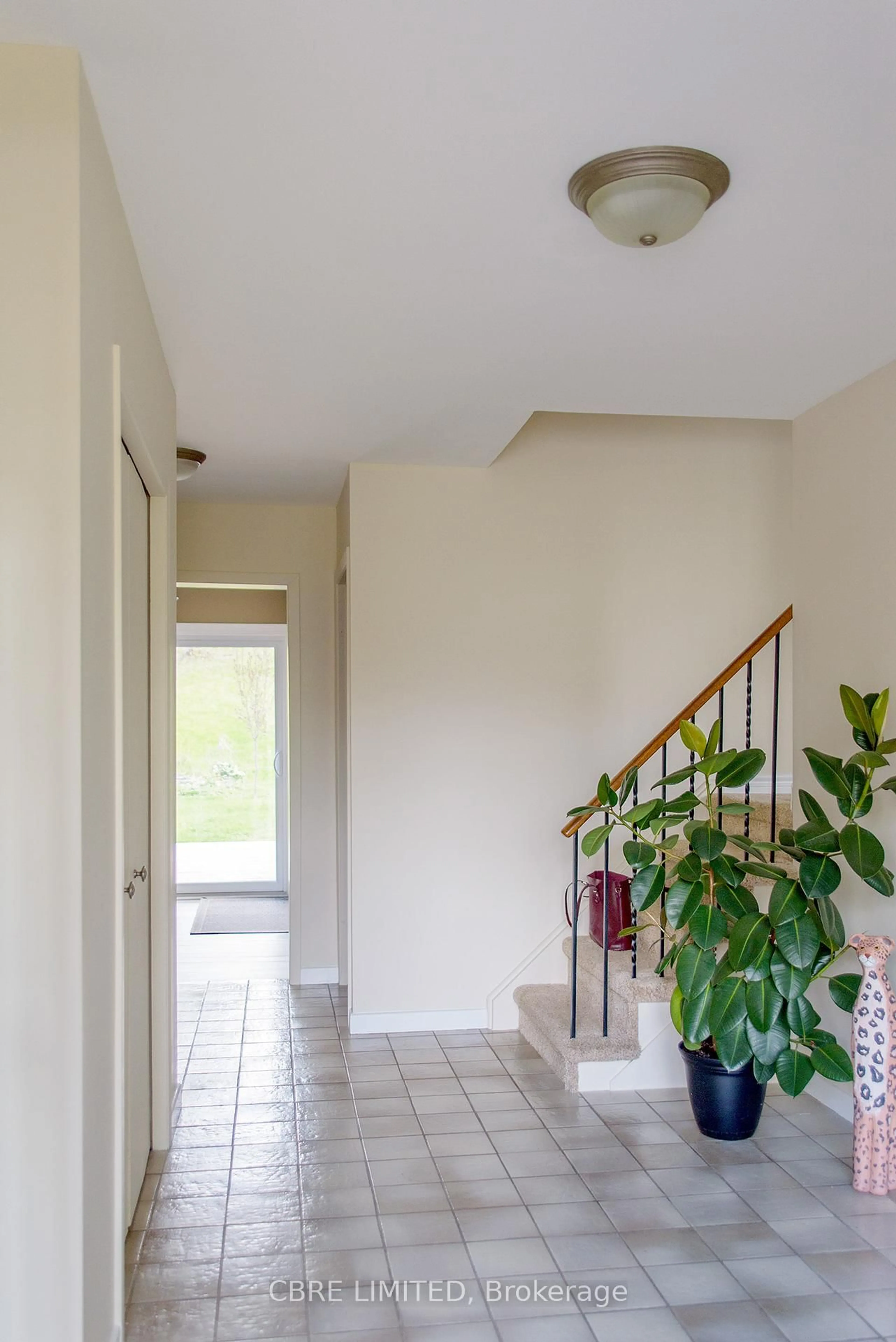 Indoor entryway for 9 Birch Crt, Aurora Ontario L4G 3K1