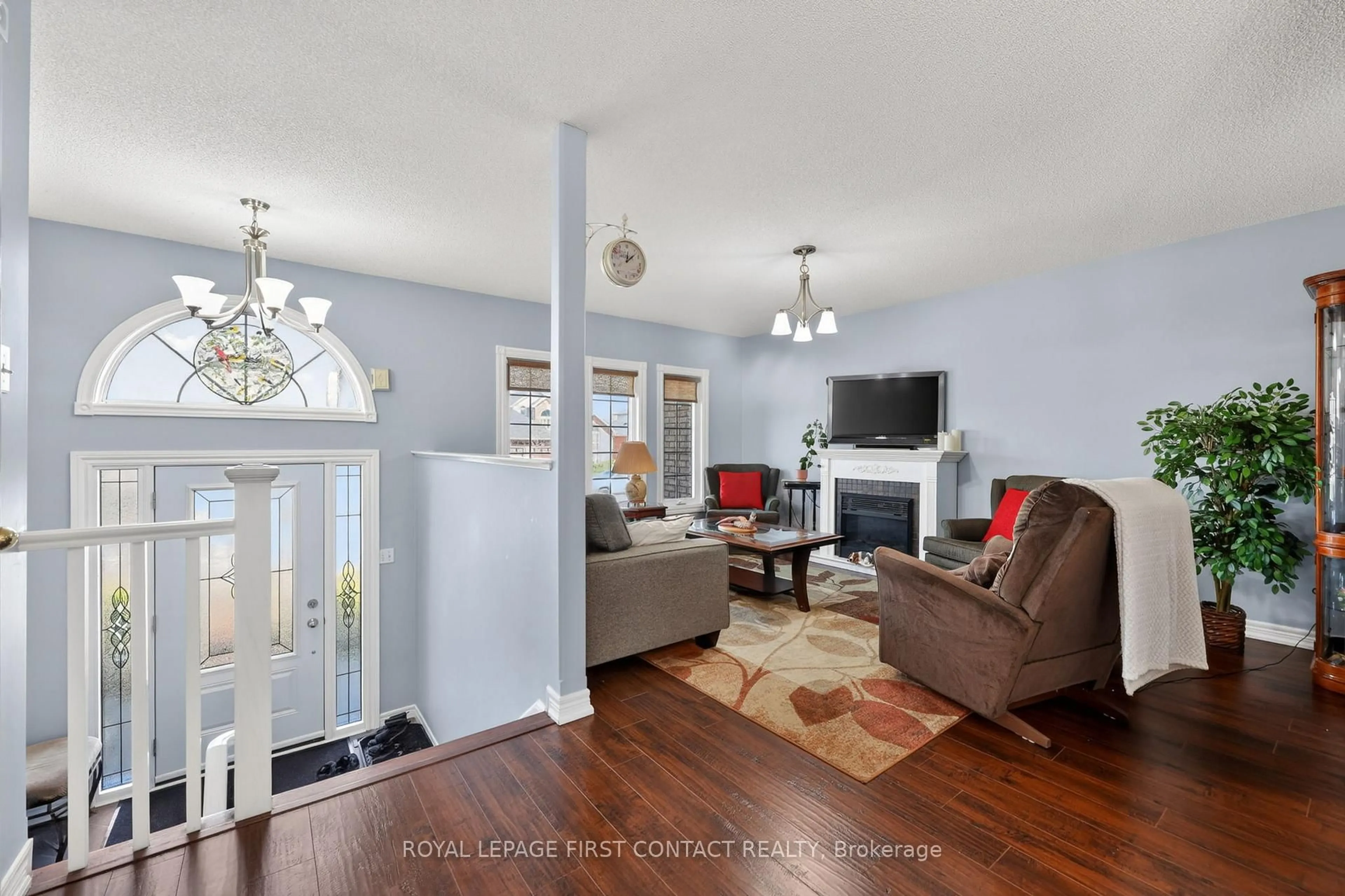 Living room with furniture, wood/laminate floor for 623 Glen Cedar Cres, Innisfil Ontario L9S 2J4