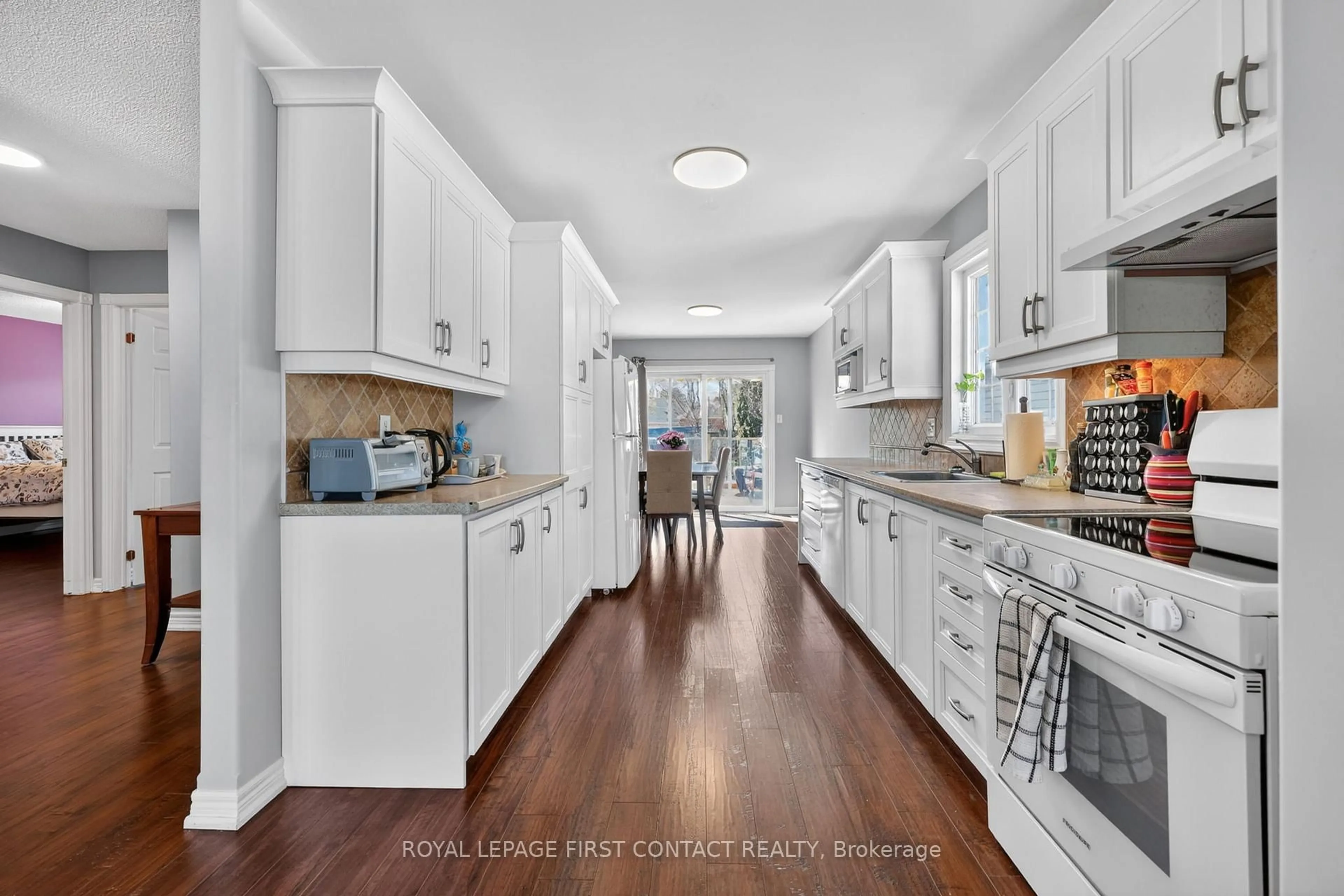 Open concept kitchen, ceramic/tile floor for 623 Glen Cedar Cres, Innisfil Ontario L9S 2J4