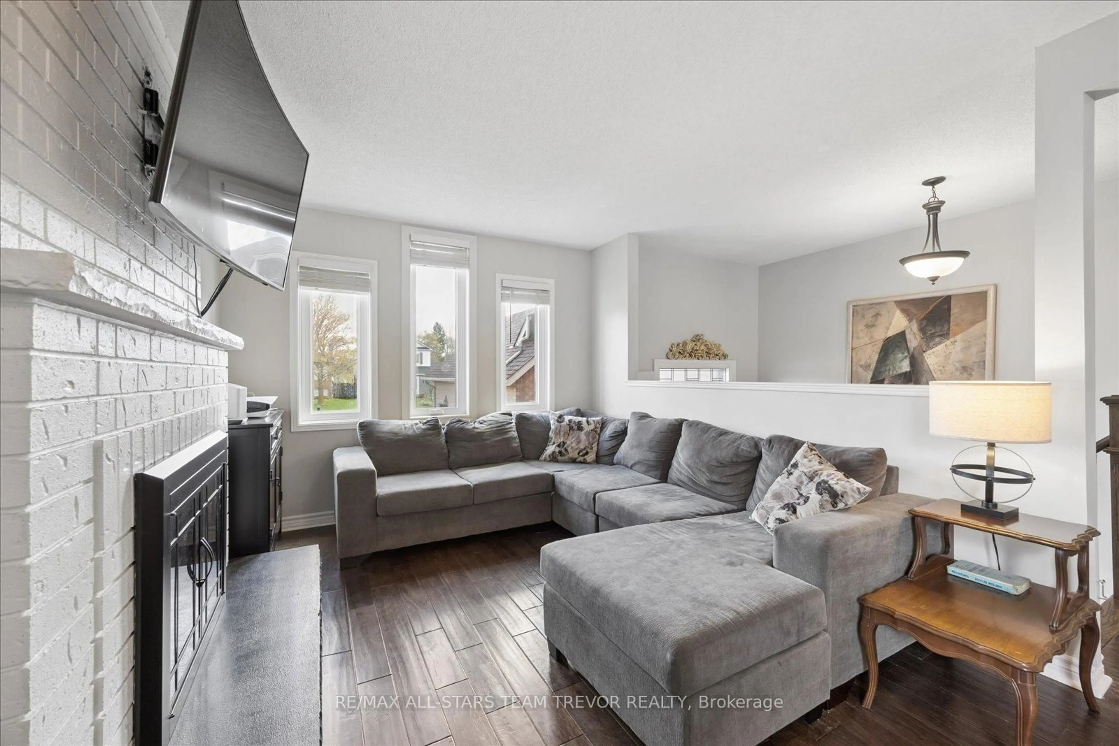 Living room with furniture, unknown for 106 Carrick Ave, Georgina Ontario L4P 3R7