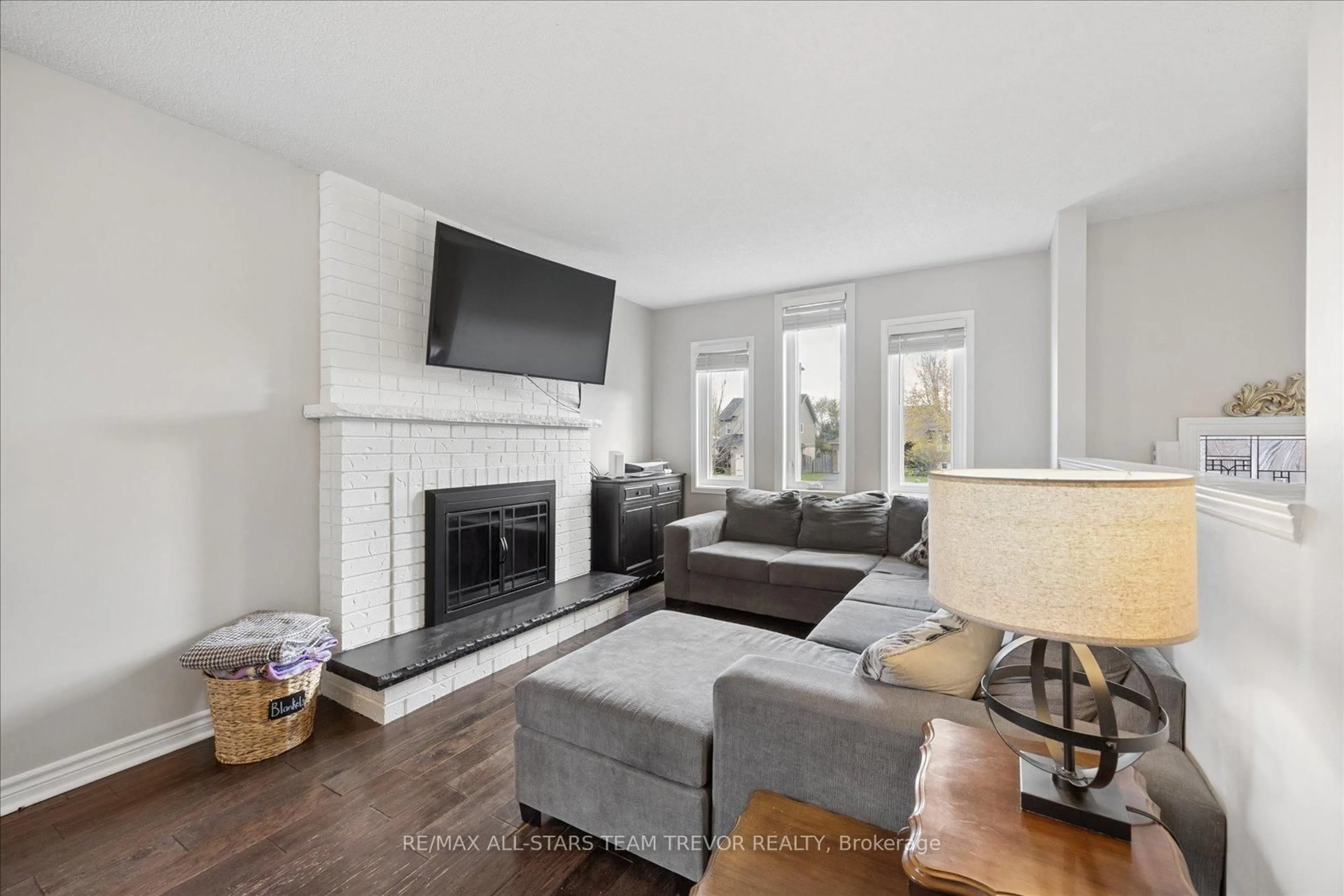 Living room with furniture, unknown for 106 Carrick Ave, Georgina Ontario L4P 3R7