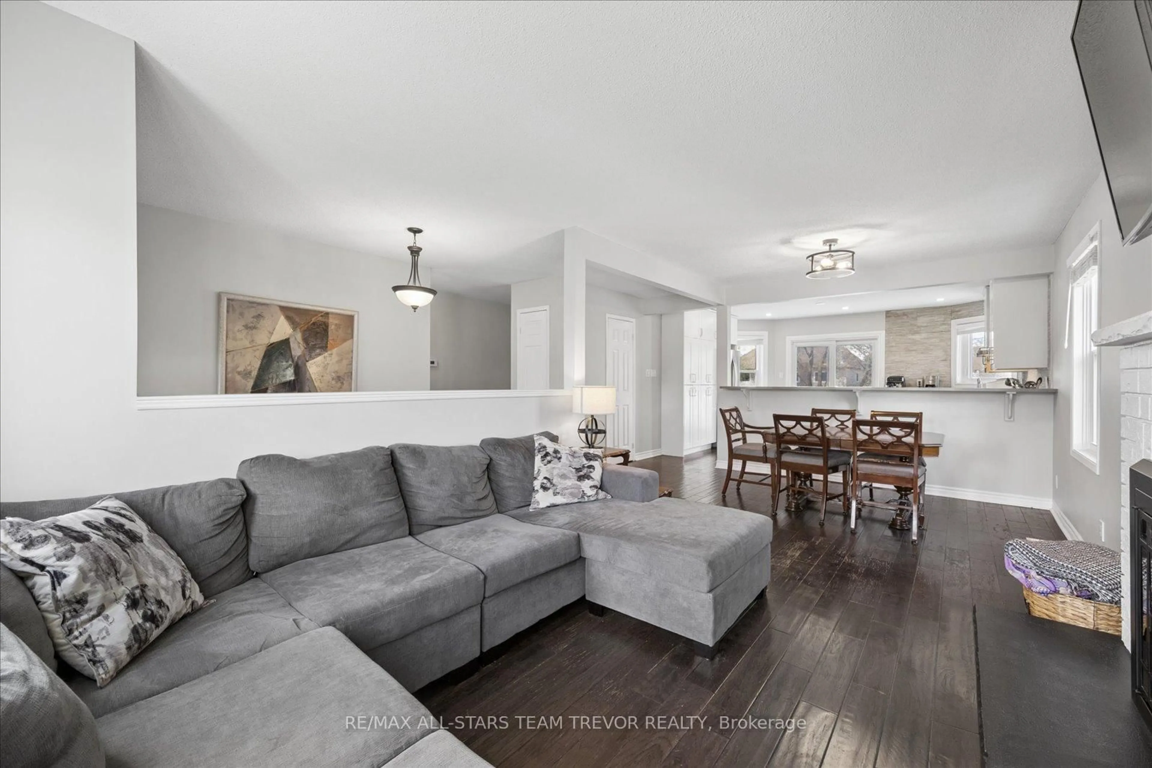 Living room with furniture, unknown for 106 Carrick Ave, Georgina Ontario L4P 3R7