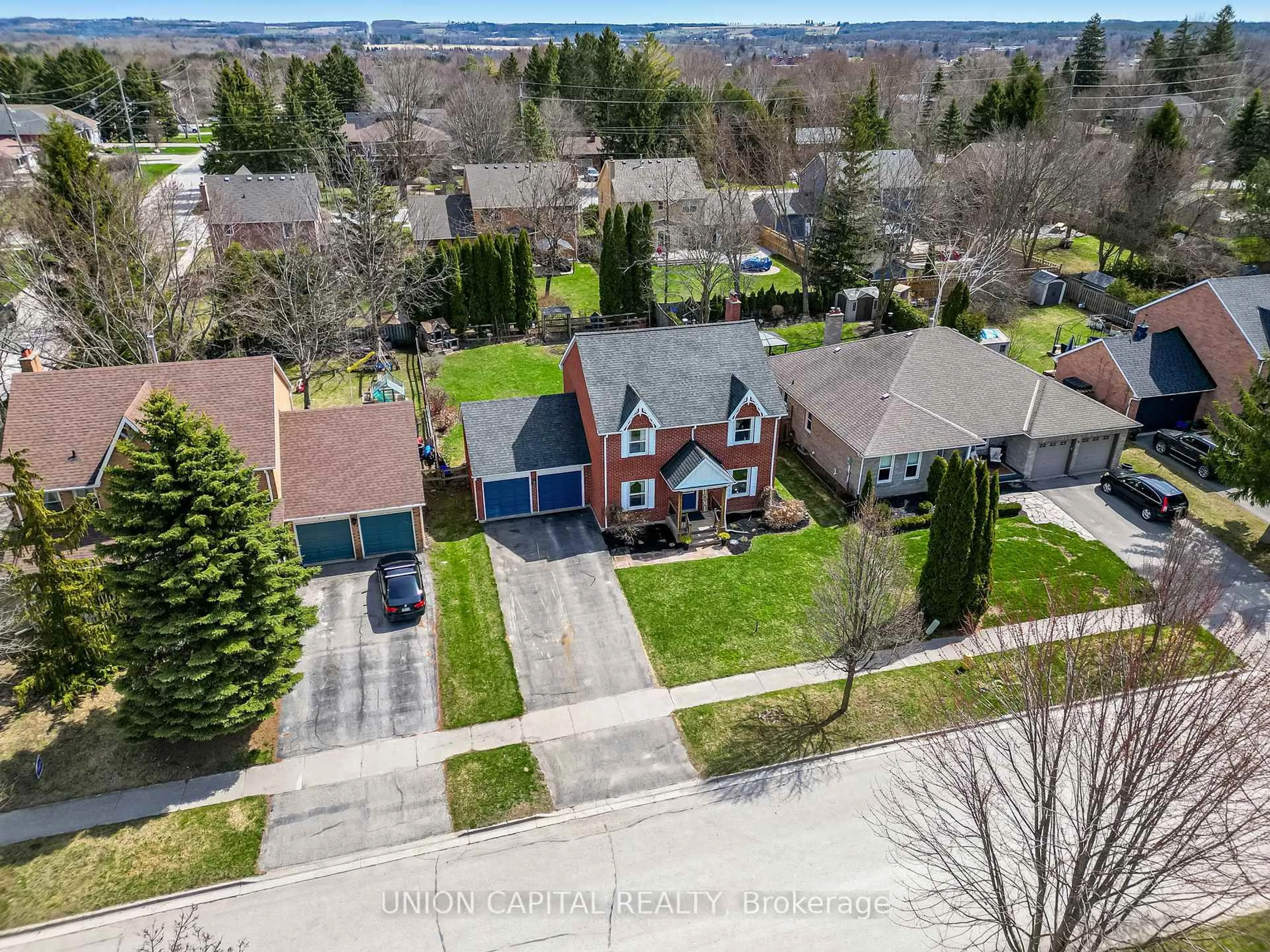 A pic from outside/outdoor area/front of a property/back of a property/a pic from drone, street for 37 Carmody Lane, Uxbridge Ontario L9P 1A5
