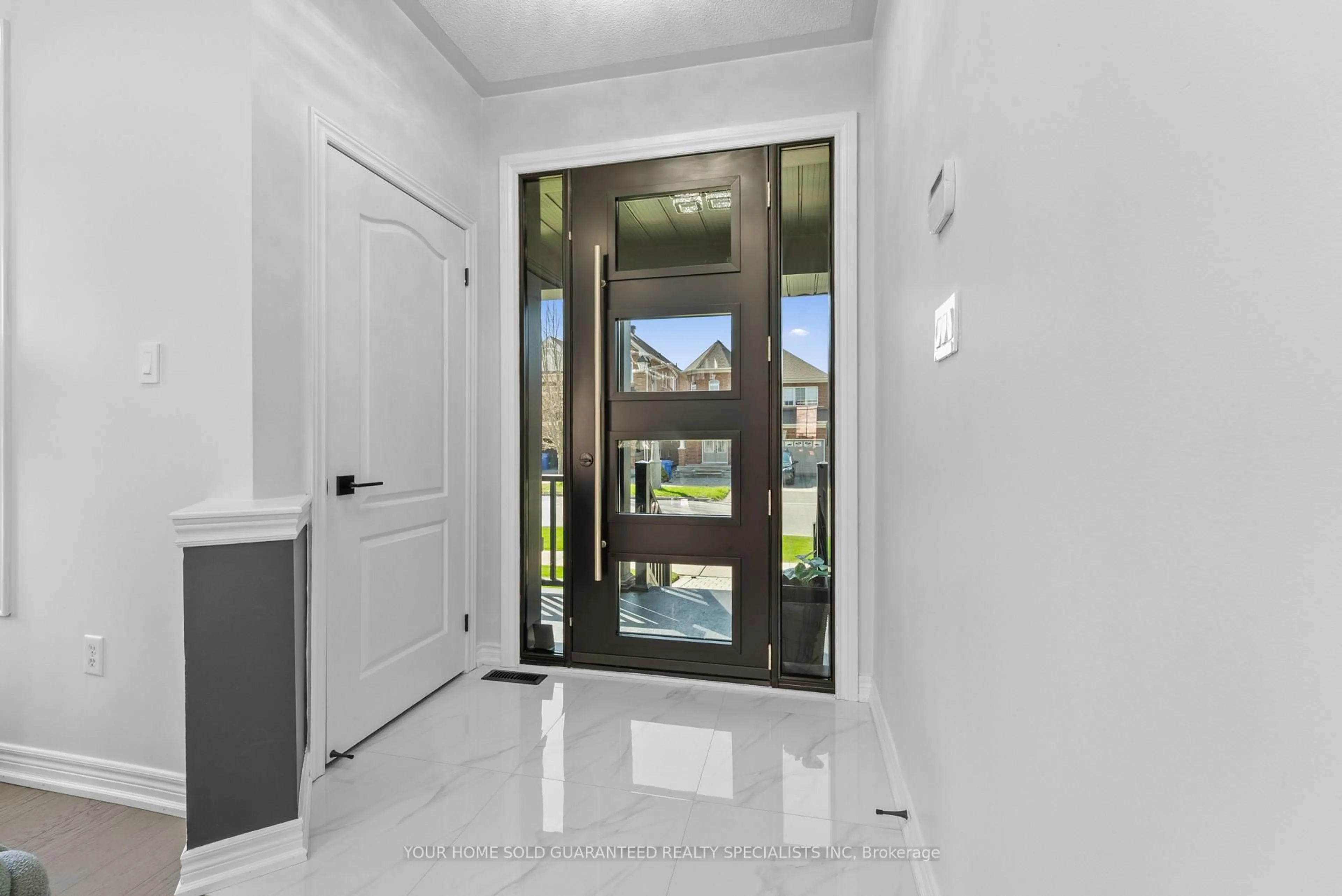 Indoor entryway for 37 Mantle Ave, Whitchurch-Stouffville Ontario L4A 0M7