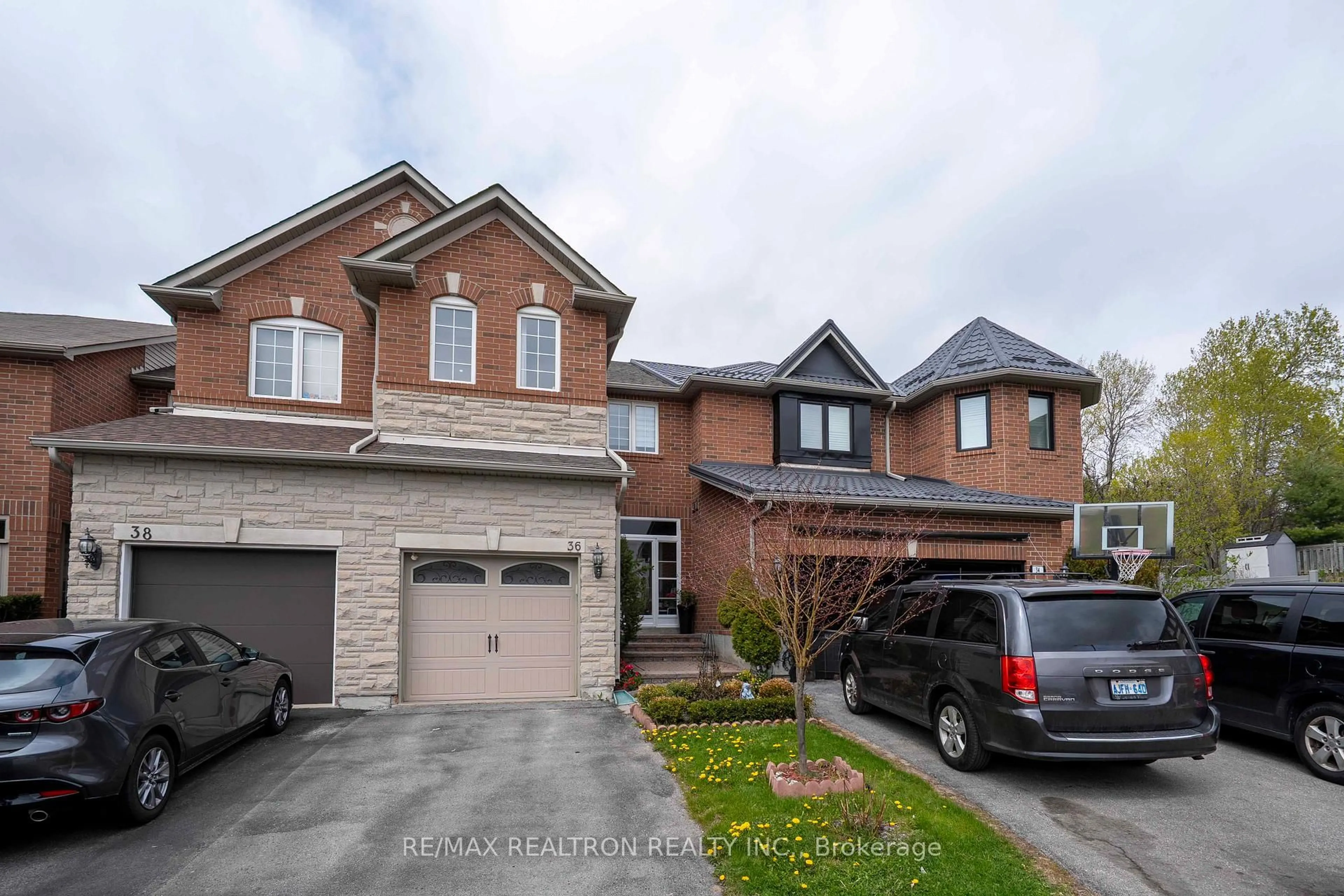 Home with brick exterior material, street for 36 Edgemont Crt, Richmond Hill Ontario L4S 2H8