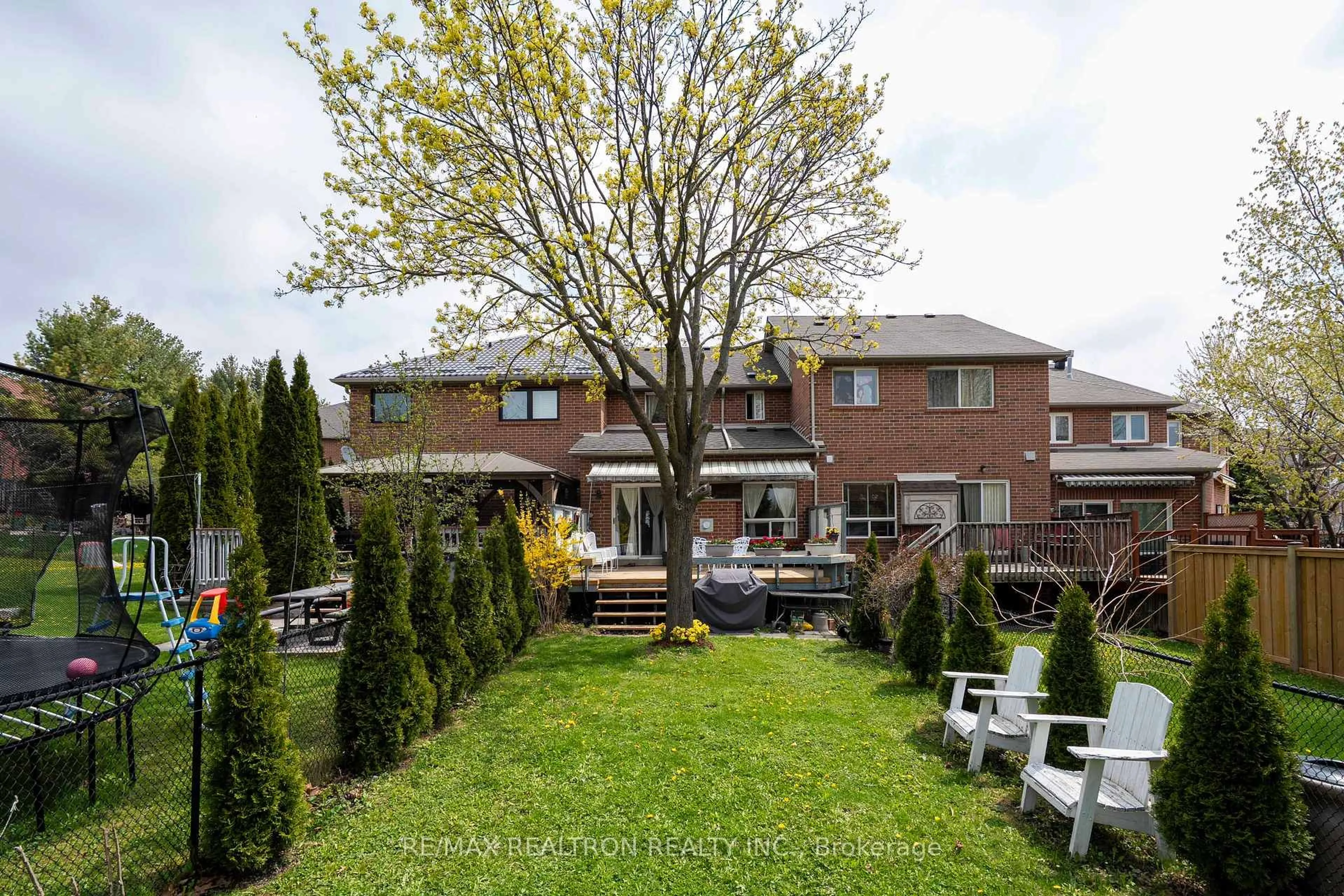 Patio, street for 36 Edgemont Crt, Richmond Hill Ontario L4S 2H8