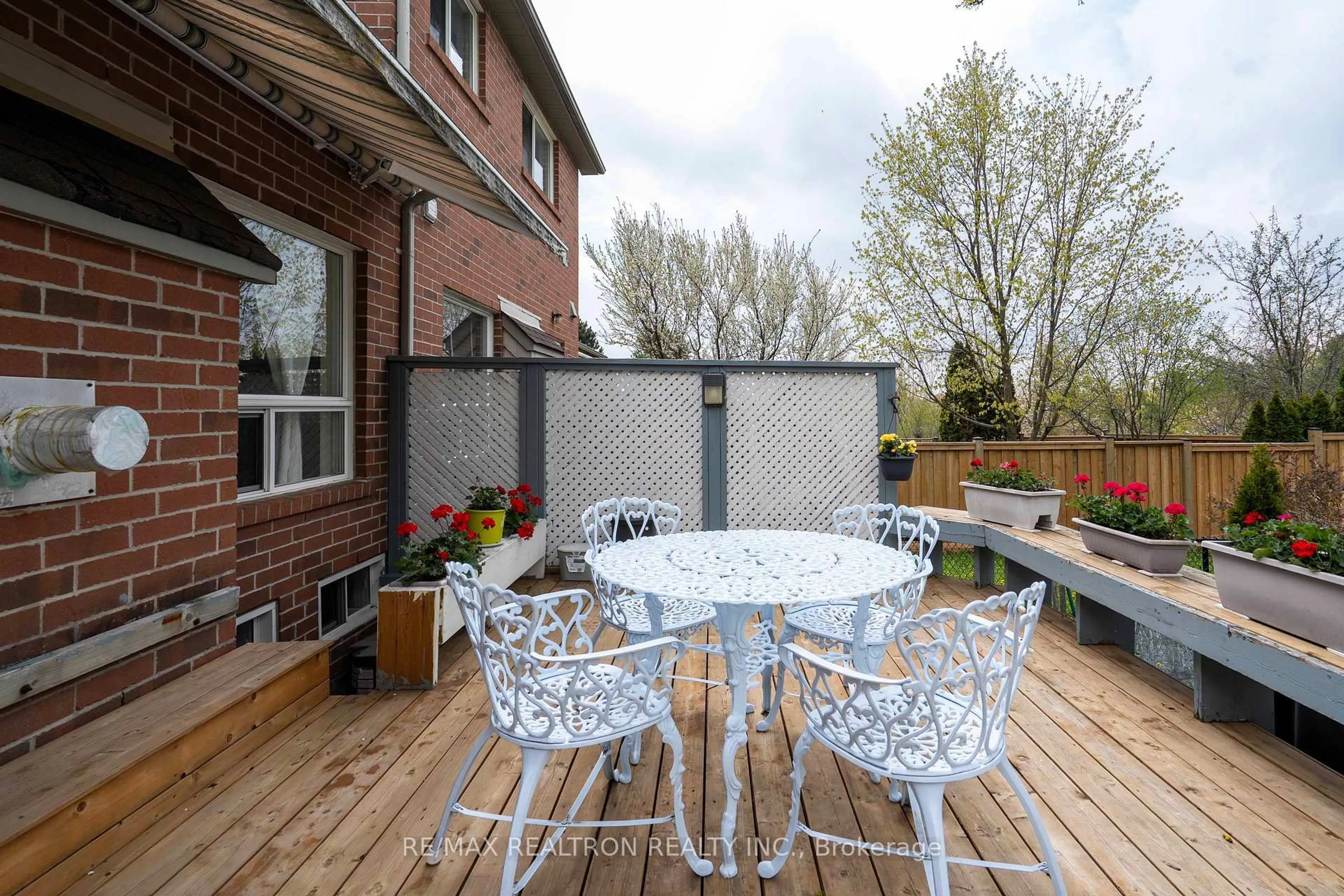 Patio, street for 36 Edgemont Crt, Richmond Hill Ontario L4S 2H8