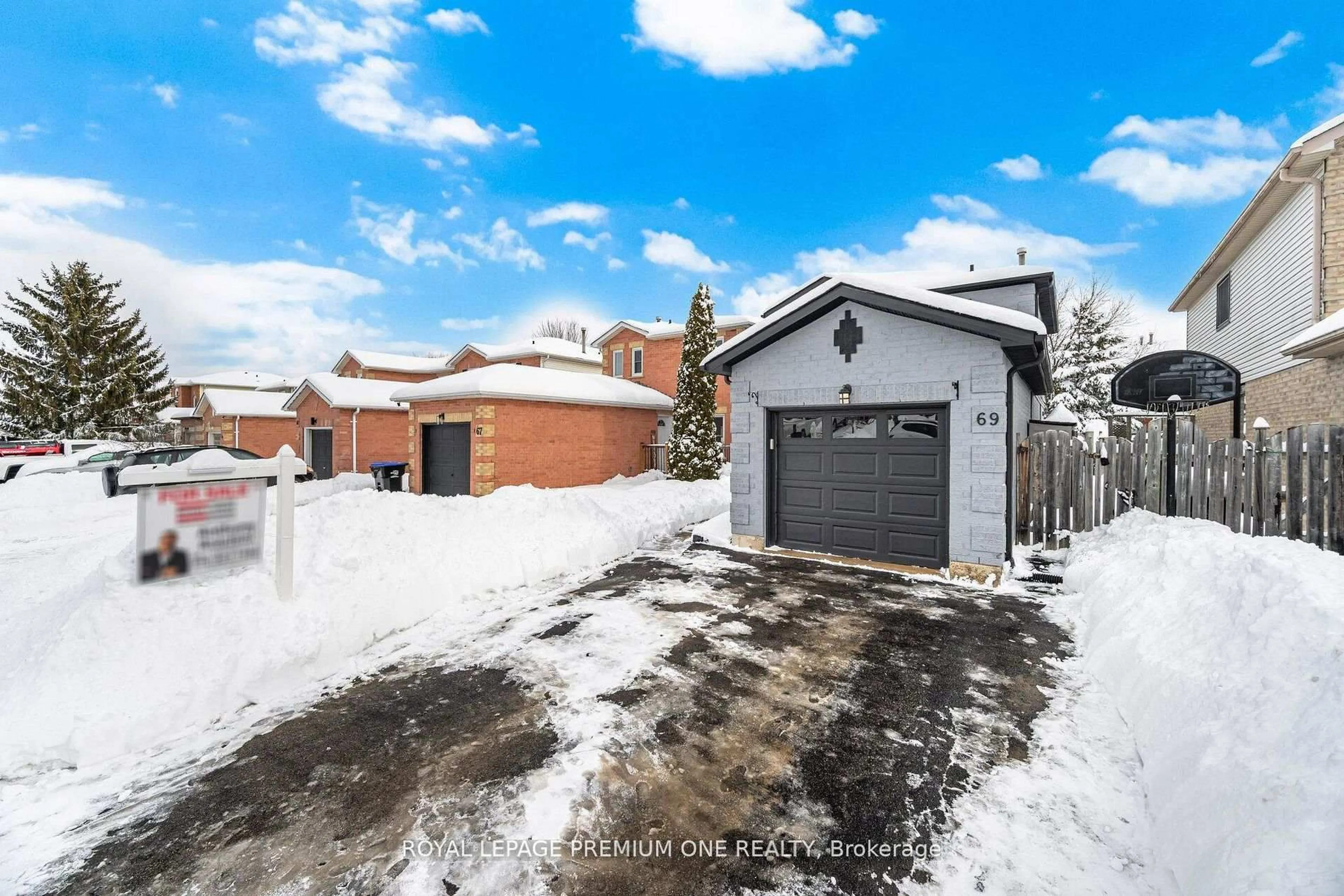 A pic from outside/outdoor area/front of a property/back of a property/a pic from drone, street for 69 Mcknight Cres, New Tecumseth Ontario L0G 1W0