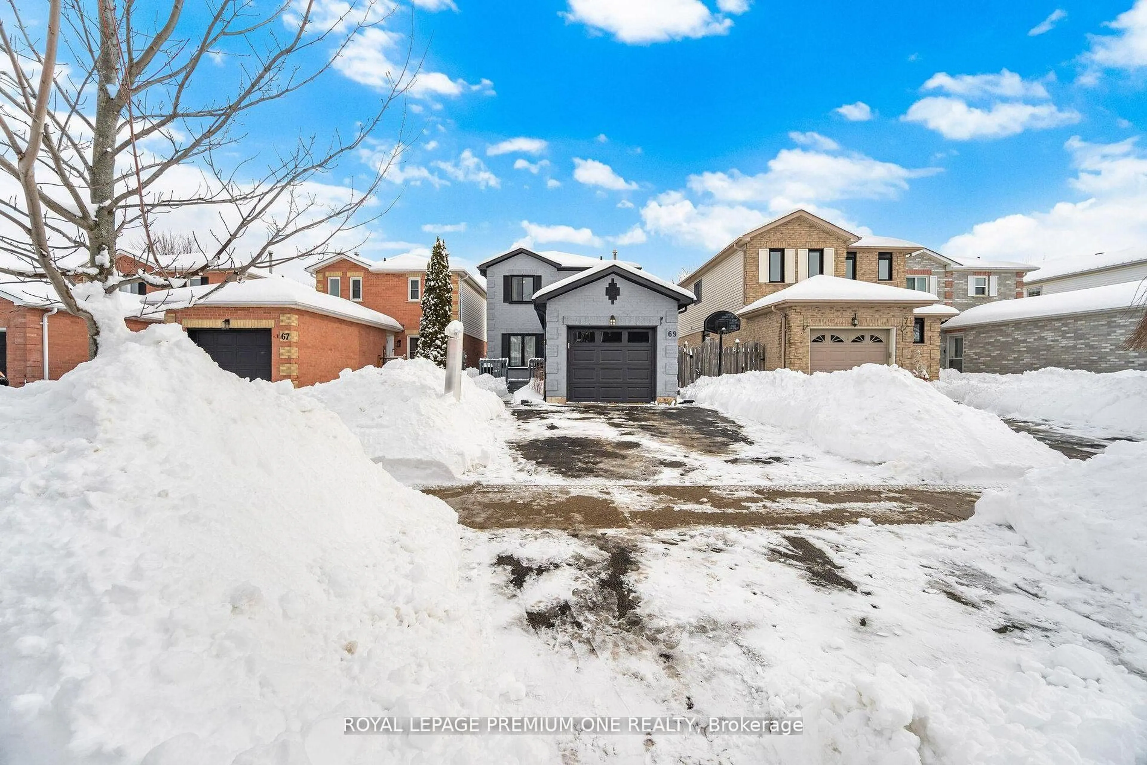 A pic from outside/outdoor area/front of a property/back of a property/a pic from drone, street for 69 Mcknight Cres, New Tecumseth Ontario L0G 1W0