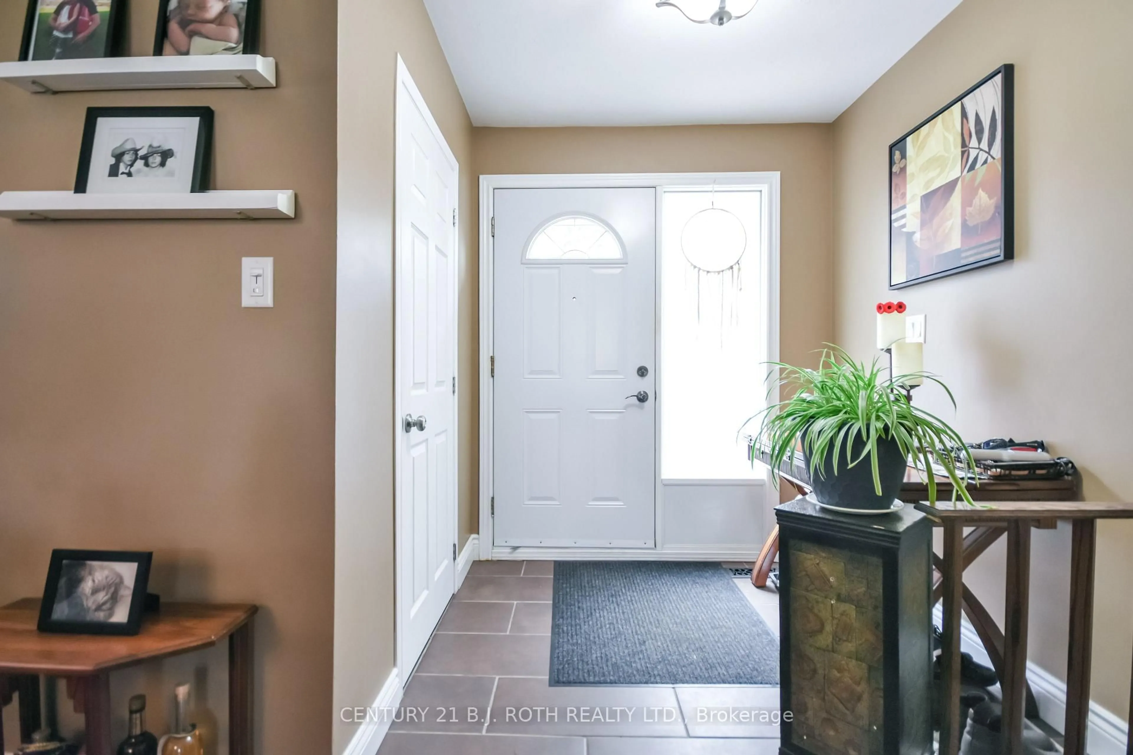 Indoor entryway for 128 Cherrywood Dr, Newmarket Ontario L3Y 2X7