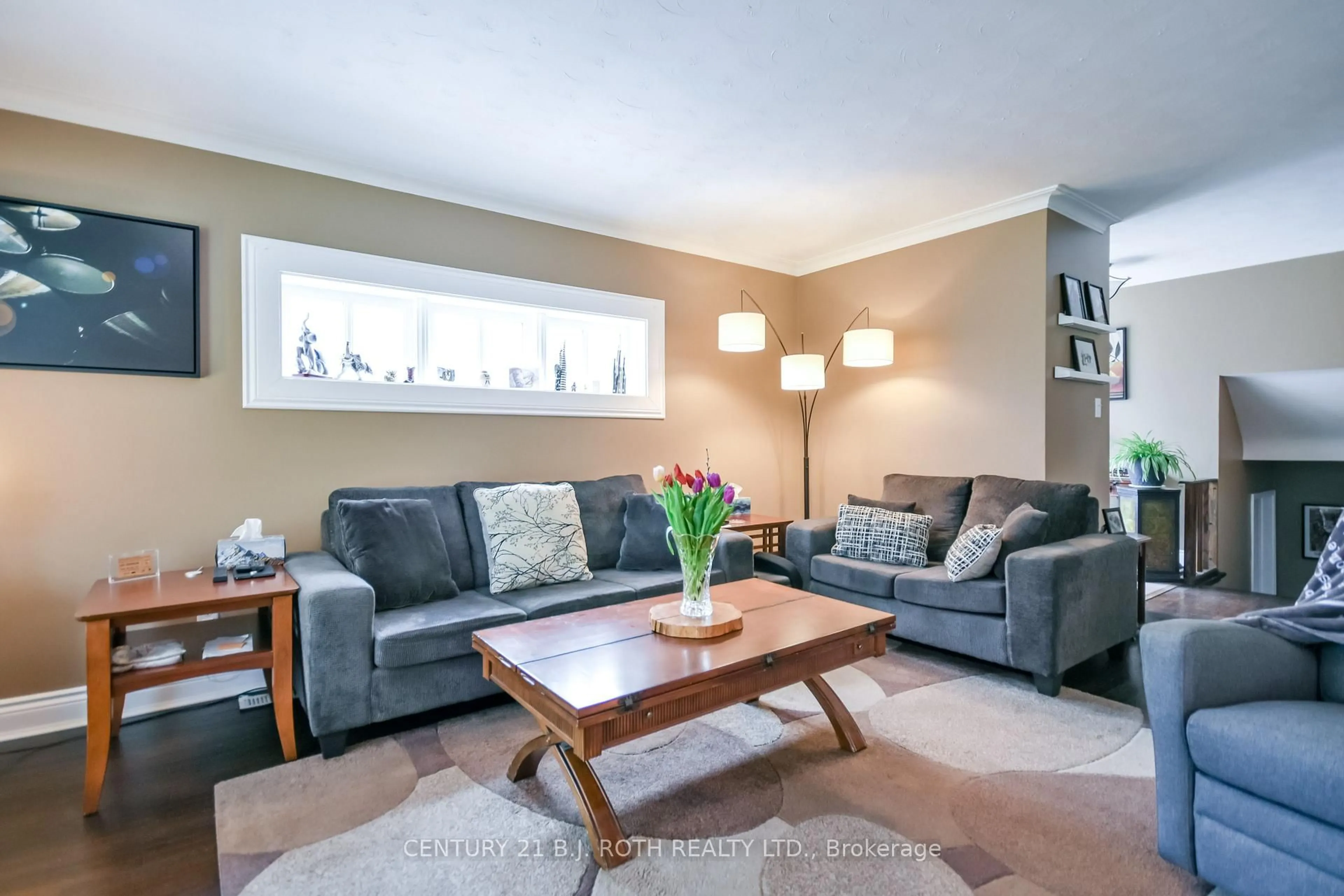 Living room with furniture, unknown for 128 Cherrywood Dr, Newmarket Ontario L3Y 2X7