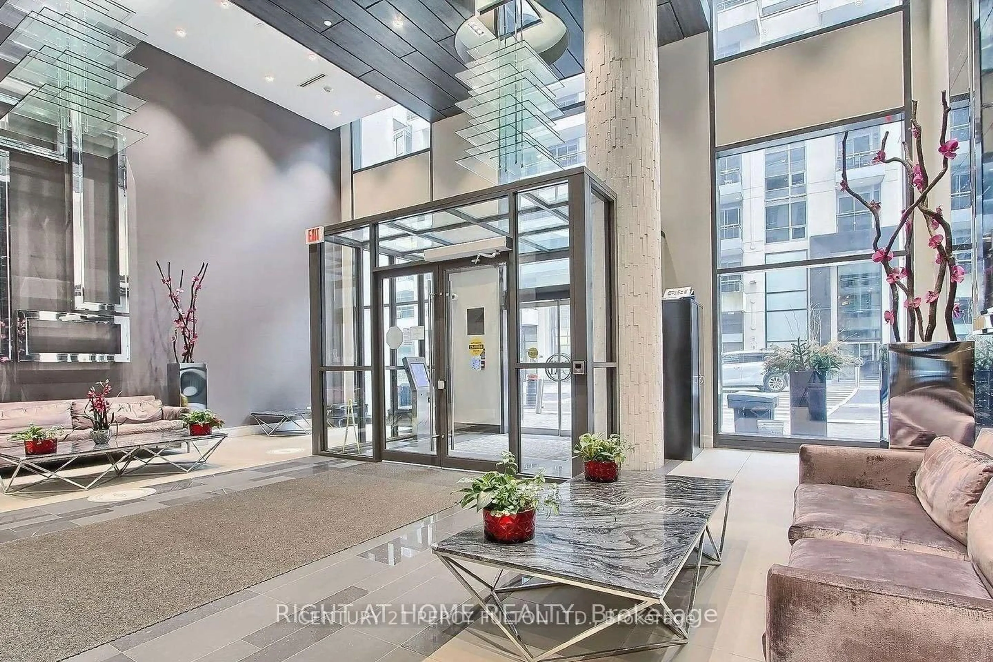 Indoor foyer for 9205 Yonge St #512, Richmond Hill Ontario L4C 1V5