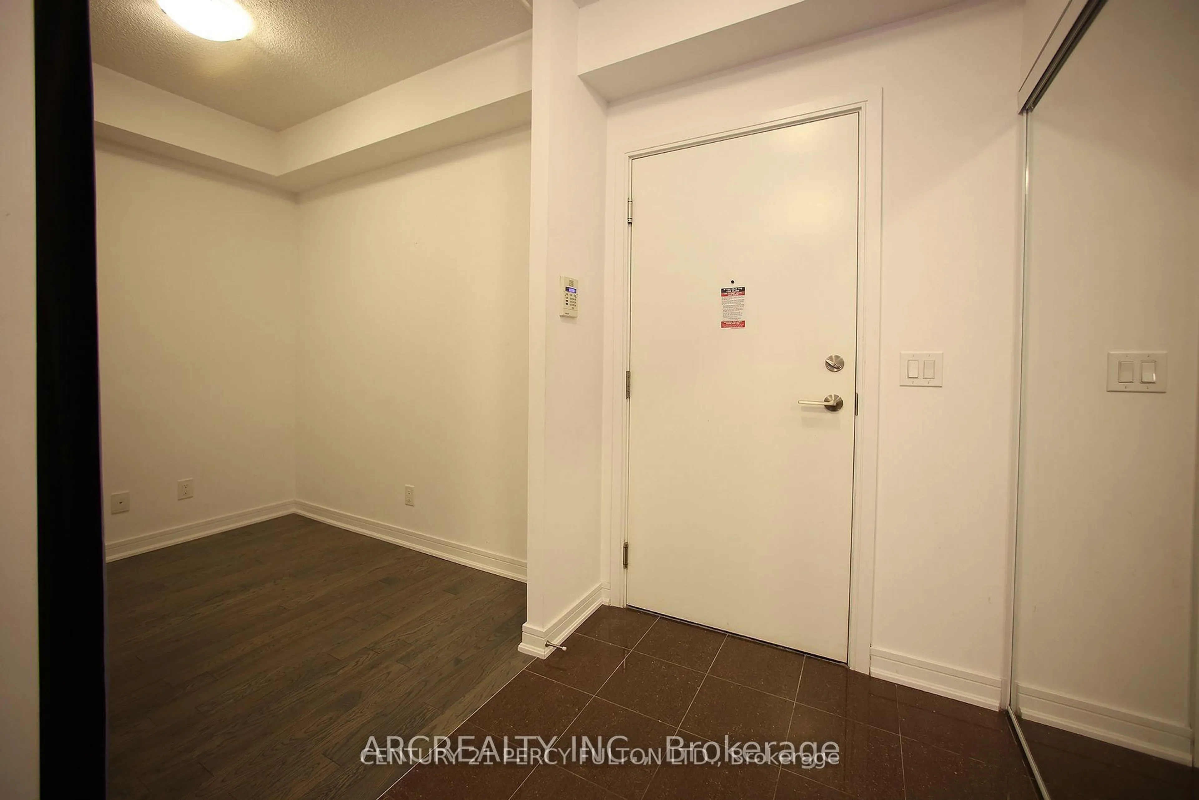A pic of a room for 9205 Yonge St #512, Richmond Hill Ontario L4C 1V5