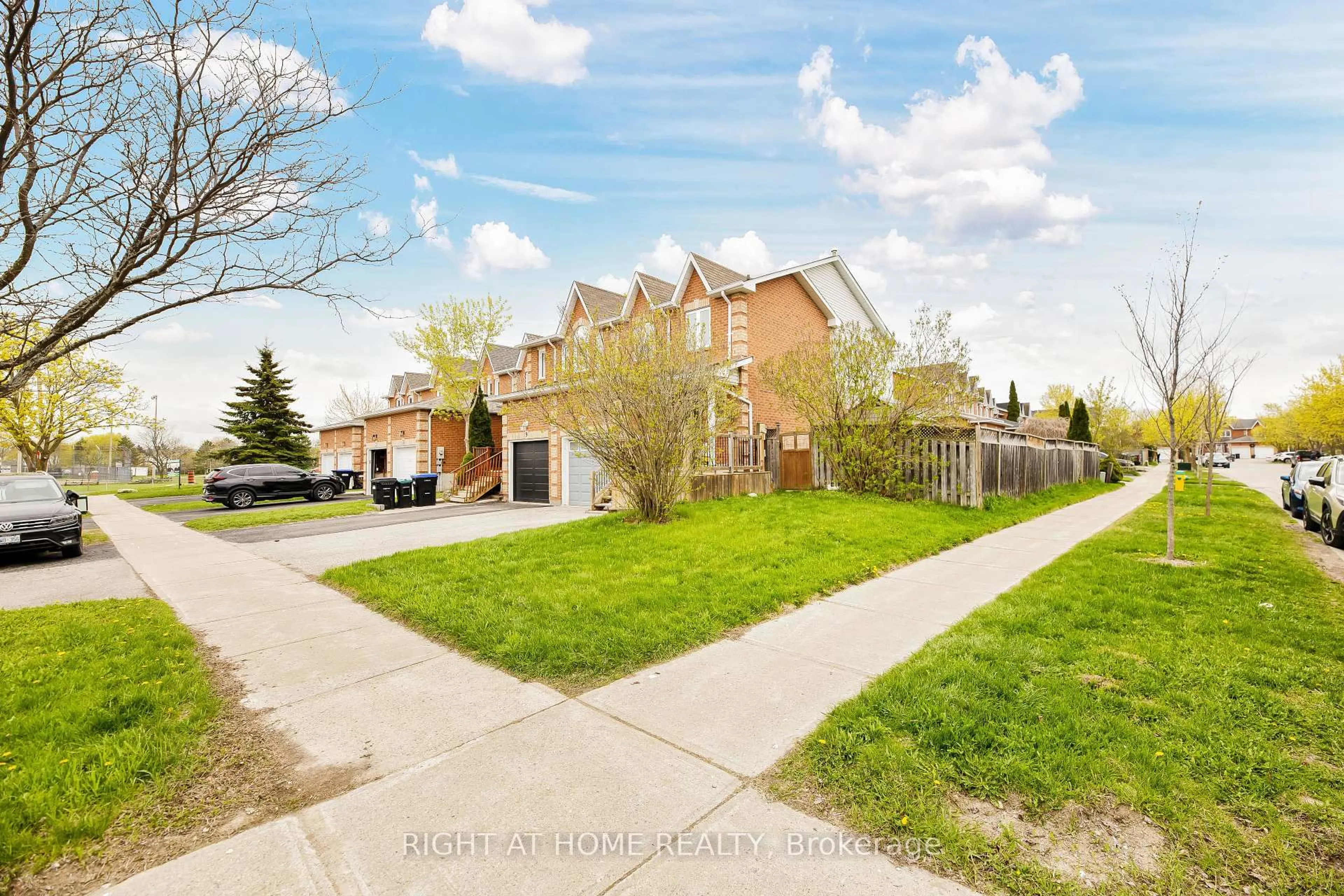 A pic from outside/outdoor area/front of a property/back of a property/a pic from drone, street for 11 Potter Cres, New Tecumseth Ontario L0G 1W0